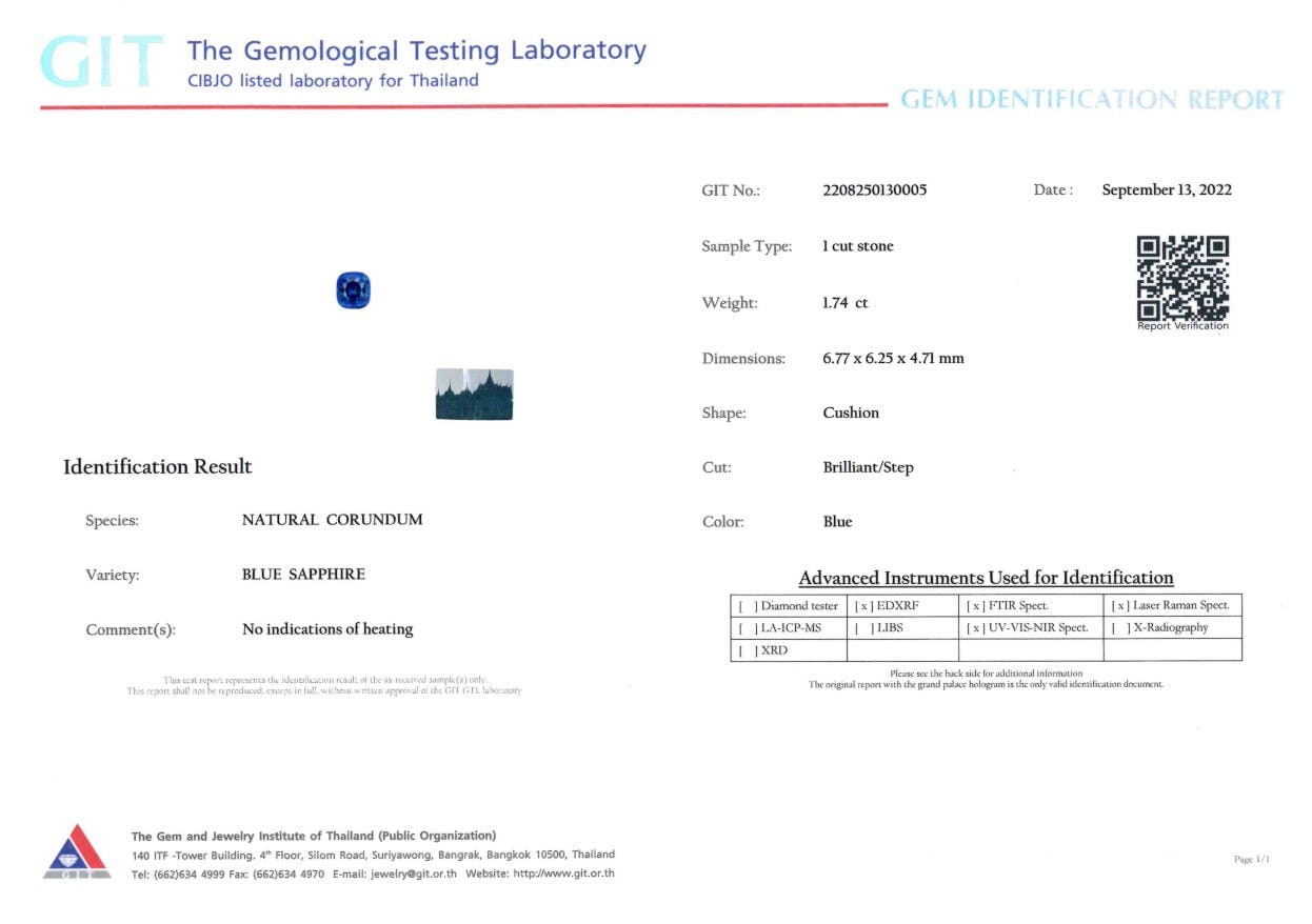 Le rapport d'identification de la gemme Saphir Bleu · 1,74 ct de Bonnot Paris confirme qu'il s'agit d'un saphir bleu corindon naturel d'un poids de 1,74 ct, de dimensions de 6,77 x 6,63 x 4,71 mm, de forme coussin et sans indication de chauffage du Gemological Testing Laboratory.