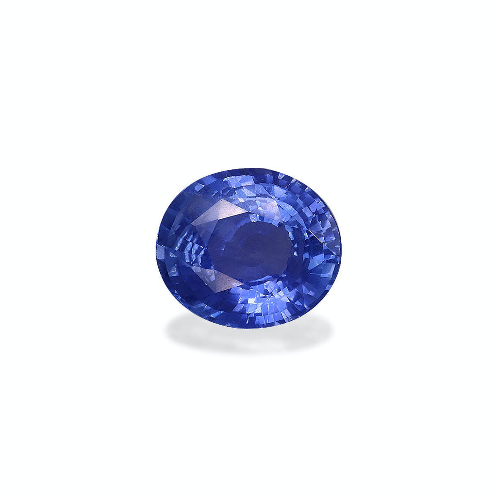 Une pierre précieuse Saphir Bleu · 5,62 ct de Bonnot Paris est placée sur un fond blanc, présentant de multiples nuances de bleu tandis que la lumière danse sur sa surface ronde et facettée.