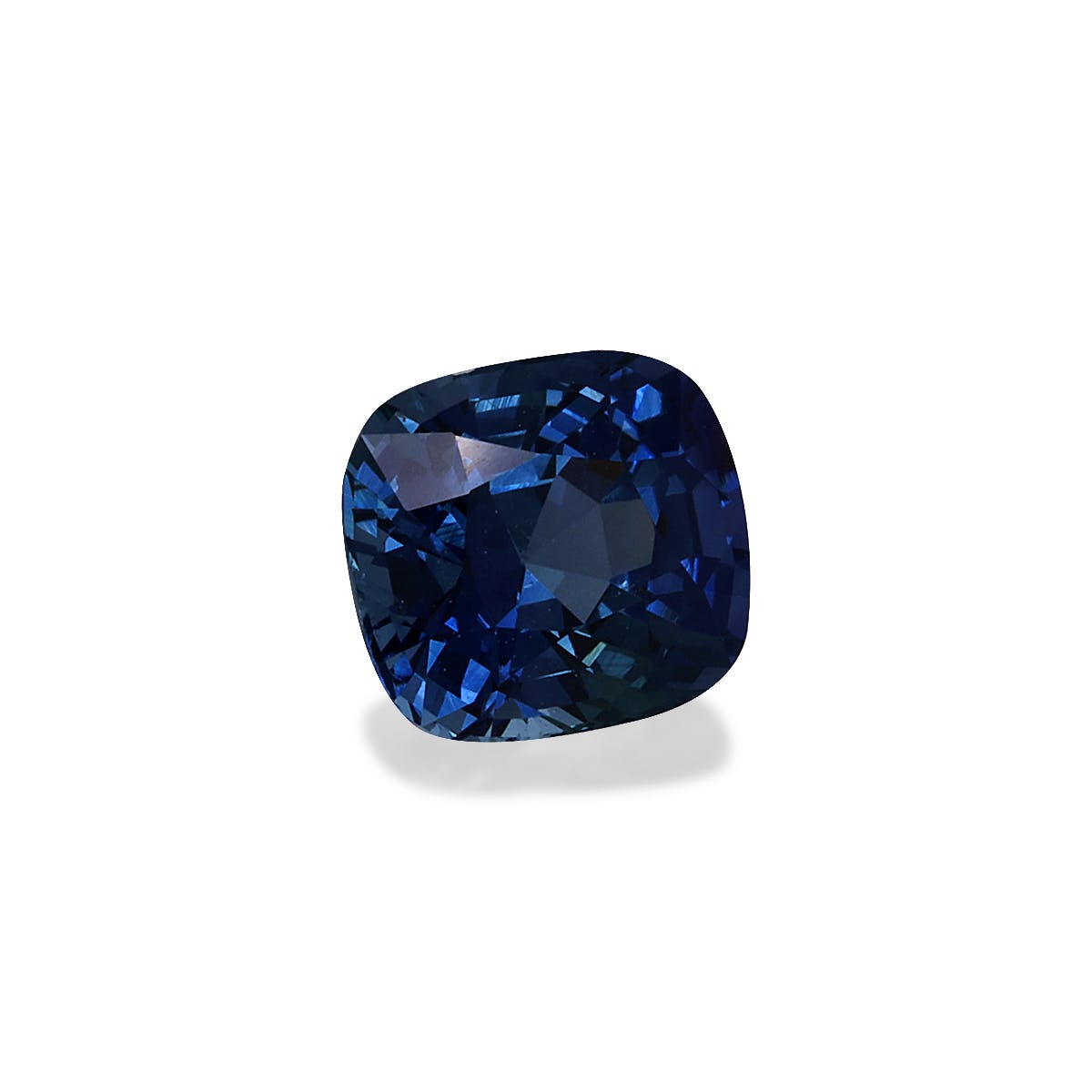 Le Bonnot Paris Saphir Bleu · 1,74 ct, une pierre précieuse saphir taille coussin avec une teinte bleu profond qui reflète brillamment la lumière à travers ses facettes, est présenté sur un fond blanc uni.