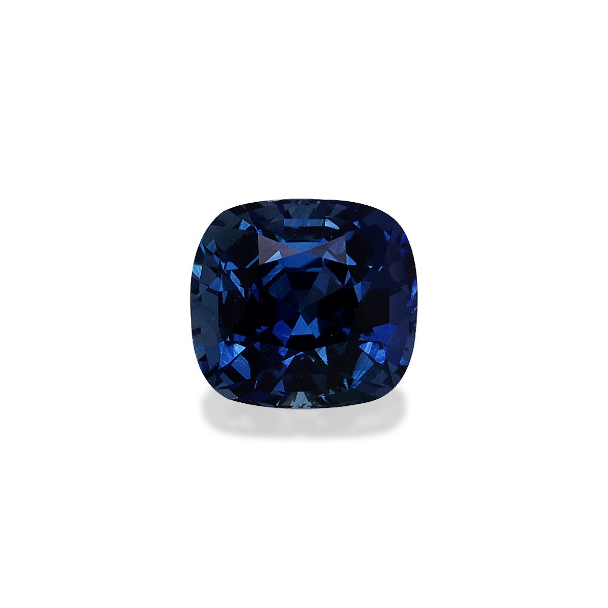 Le Bonnot Paris Saphir Bleu, 1,74 ct, est une pierre précieuse taille coussin facettée sur fond blanc, présentant un mélange de tons bleu foncé et bleu clair avec des reflets polis.