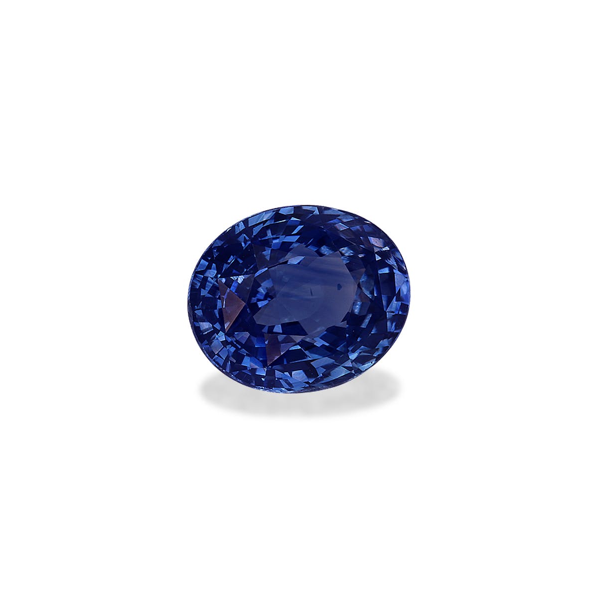 Le Saphir Bleu · 2,54 ct de Bonnot Paris présente des facettes complexes et un bleu profond et riche sur un fond blanc uni.