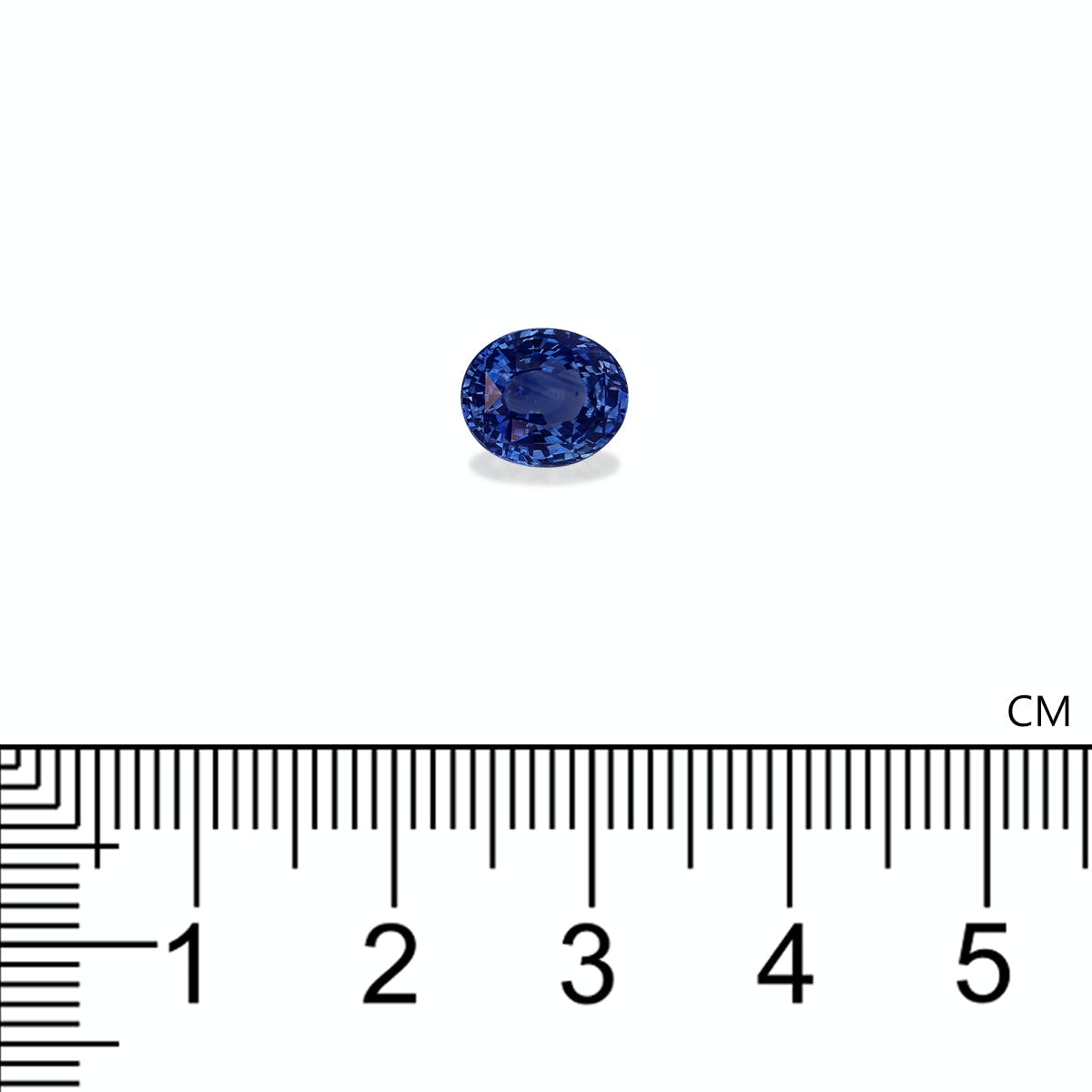 Le Saphir Bleu · 2,54 ct de Bonnot Paris, une pierre précieuse bleue de taille ovale, repose sur un fond blanc. Un mètre ruban gradué de 0 à 5 cm est placé en dessous, indiquant un diamètre d'environ 1 cm.