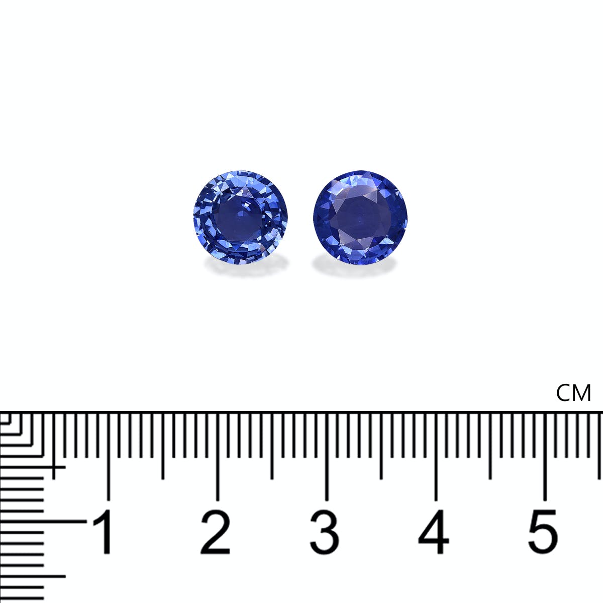 Les pierres précieuses Bonnot Paris Saphir Bleu · 5,56 ct sont présentées côte à côte sur un fond blanc, avec une règle indiquant qu'elles mesurent environ 1 cm de diamètre.