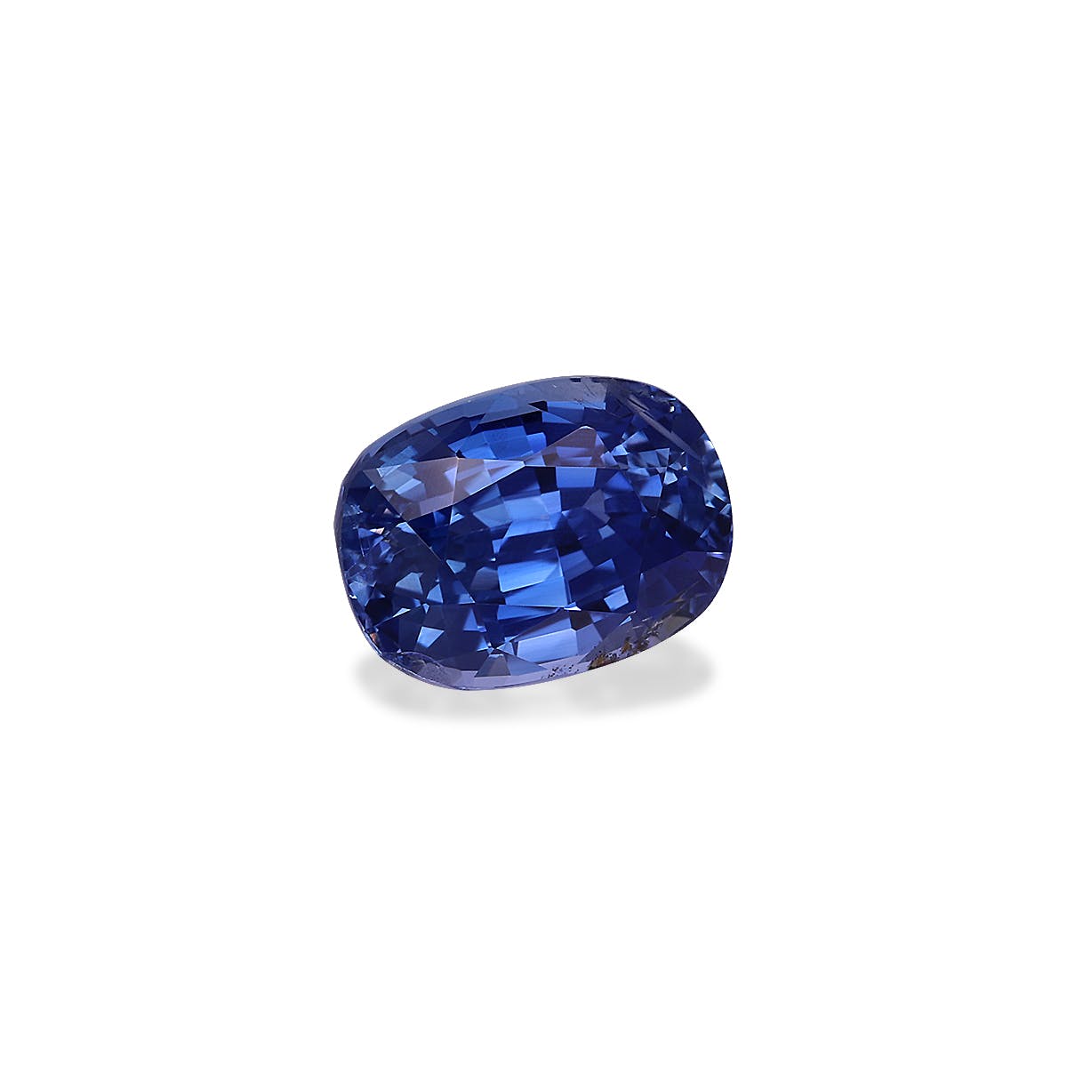 Le Saphir Bleu · 2,3ct de Bonnot Paris est une pierre précieuse rectangulaire polie et facettée avec une surface lisse, réfléchissant la lumière sous différents angles et affichant une gamme de nuances de bleu profond.