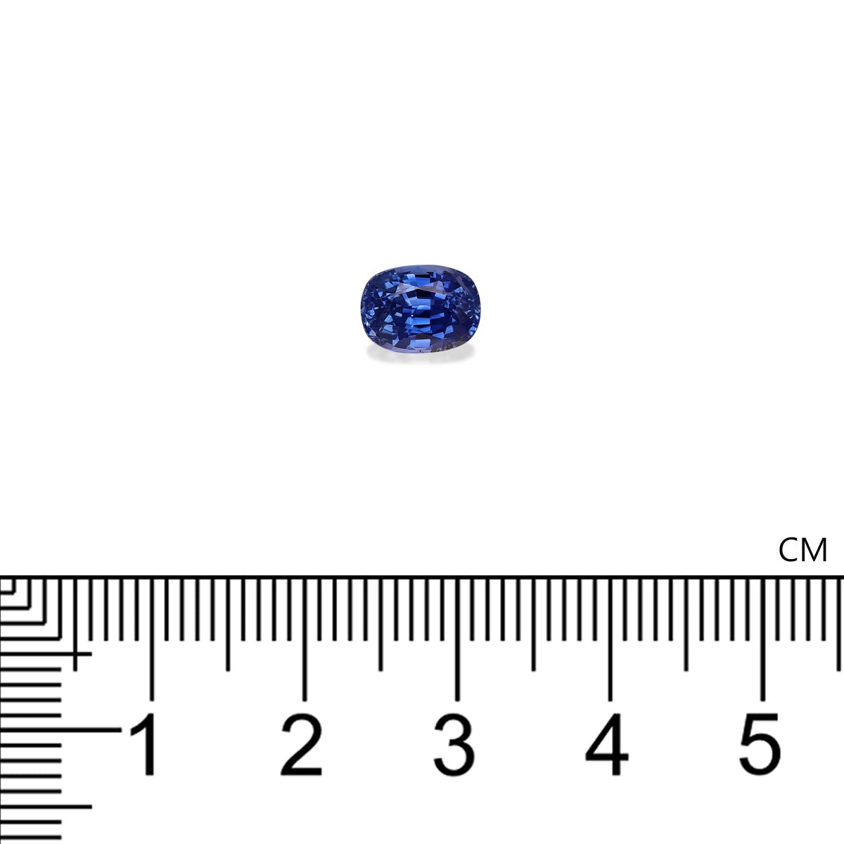 La pierre précieuse Saphir Bleu · 2,3 ct de Bonnot Paris est présentée sur un fond blanc, à côté d'une règle centimétrique pour l'échelle, avec la pierre au-dessus de la section numérotée.