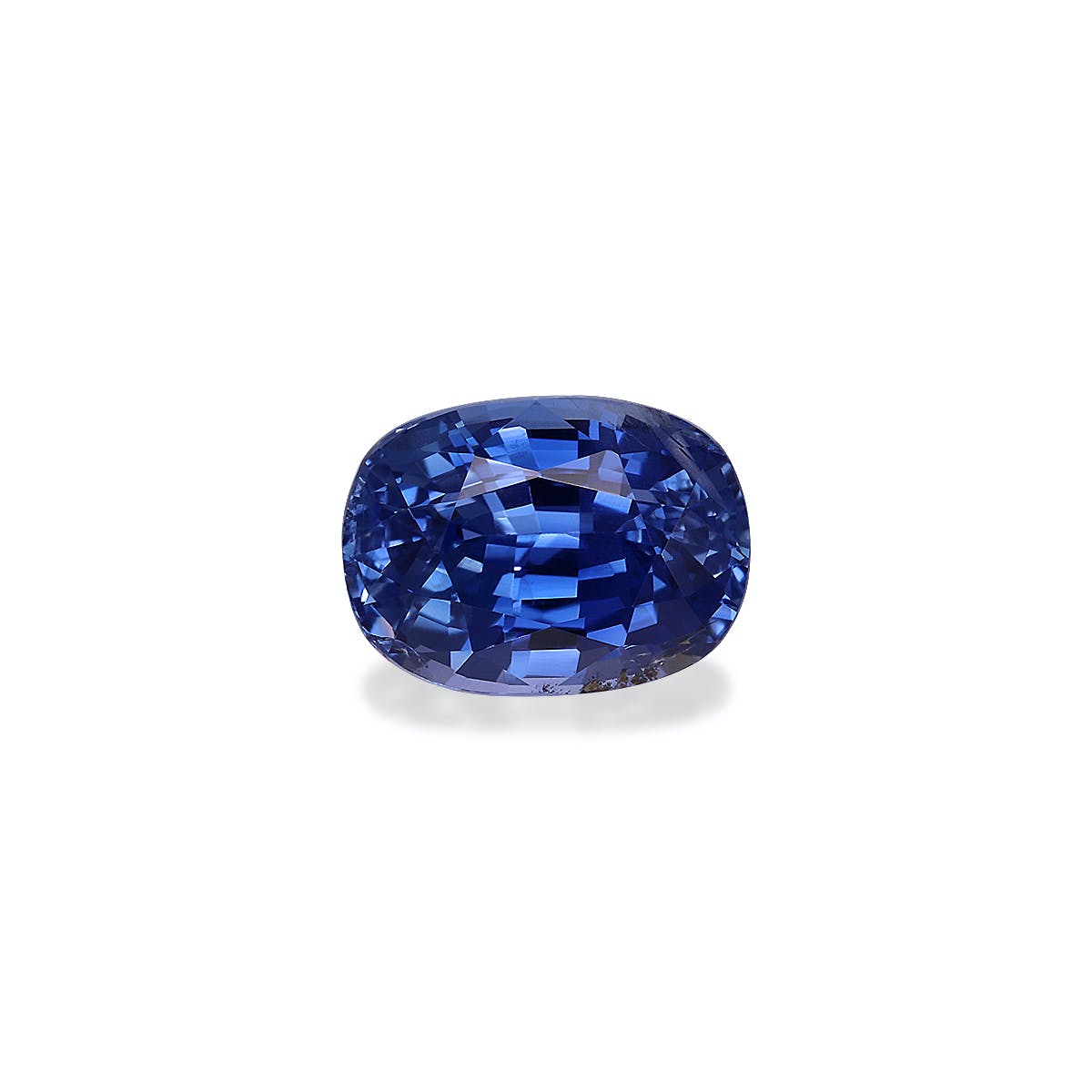 Le Saphir Bleu Bonnot Paris de 2,3 carats est un saphir bleu taille coussin à la teinte profonde et à la surface facettée qui capture la lumière pour révéler diverses nuances de bleu. Serti sur un fond uni, il met en valeur la clarté et l'éclat de la pierre.