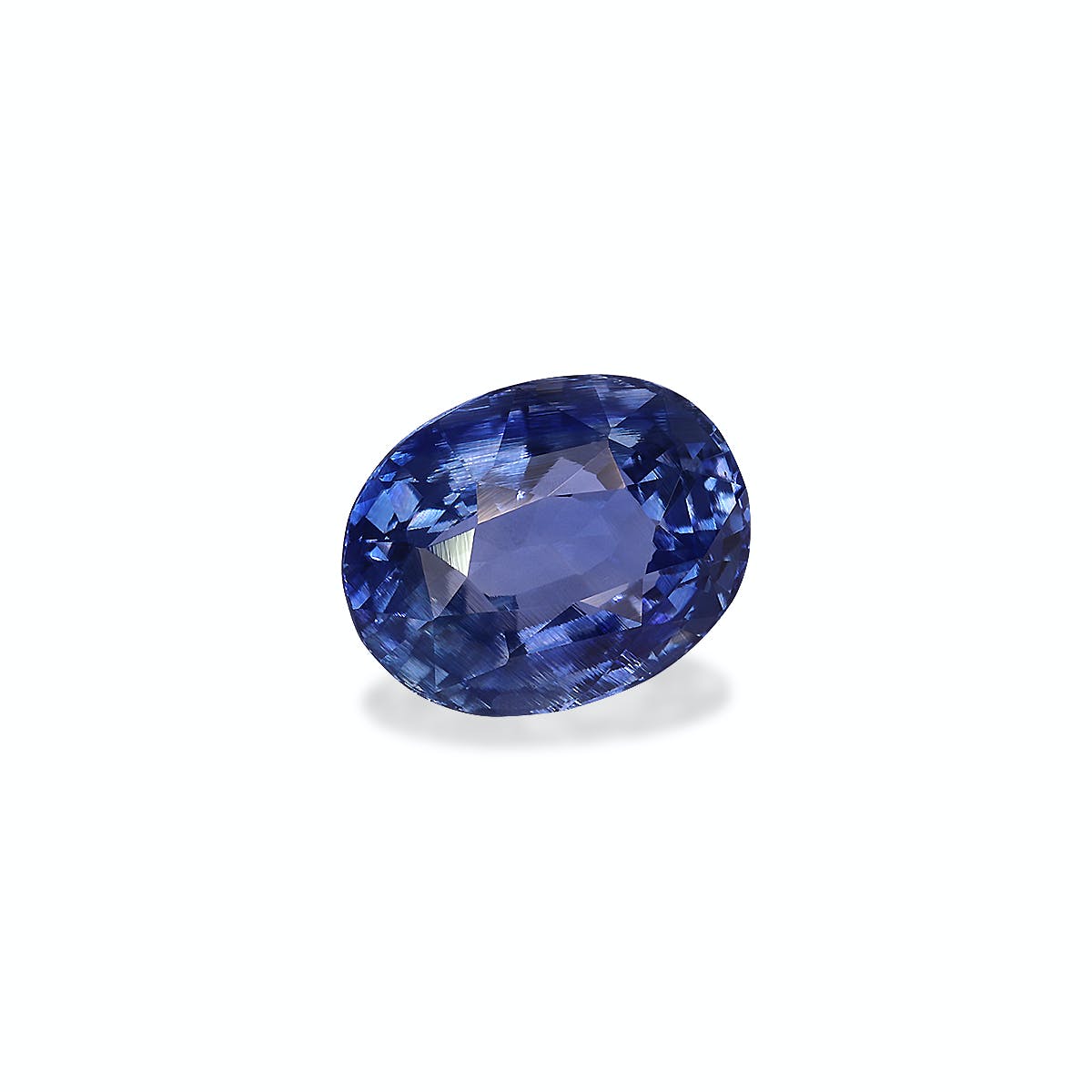 Le Saphir Bleu · 3,11 ct de Bonnot Paris présente une pierre précieuse de forme ovale aux facettes exquises sur un fond clair, mettant en valeur sa superbe teinte bleu profond et sa transparence exceptionnelle.