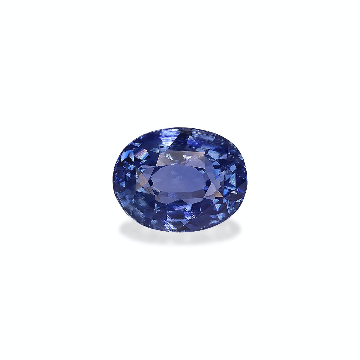 Un gros plan du Bonnot Paris Saphir Bleu · 3,11 ct sur un fond blanc immaculé met en valeur ses facettes lumineuses, reflétant une gamme de teintes bleues.