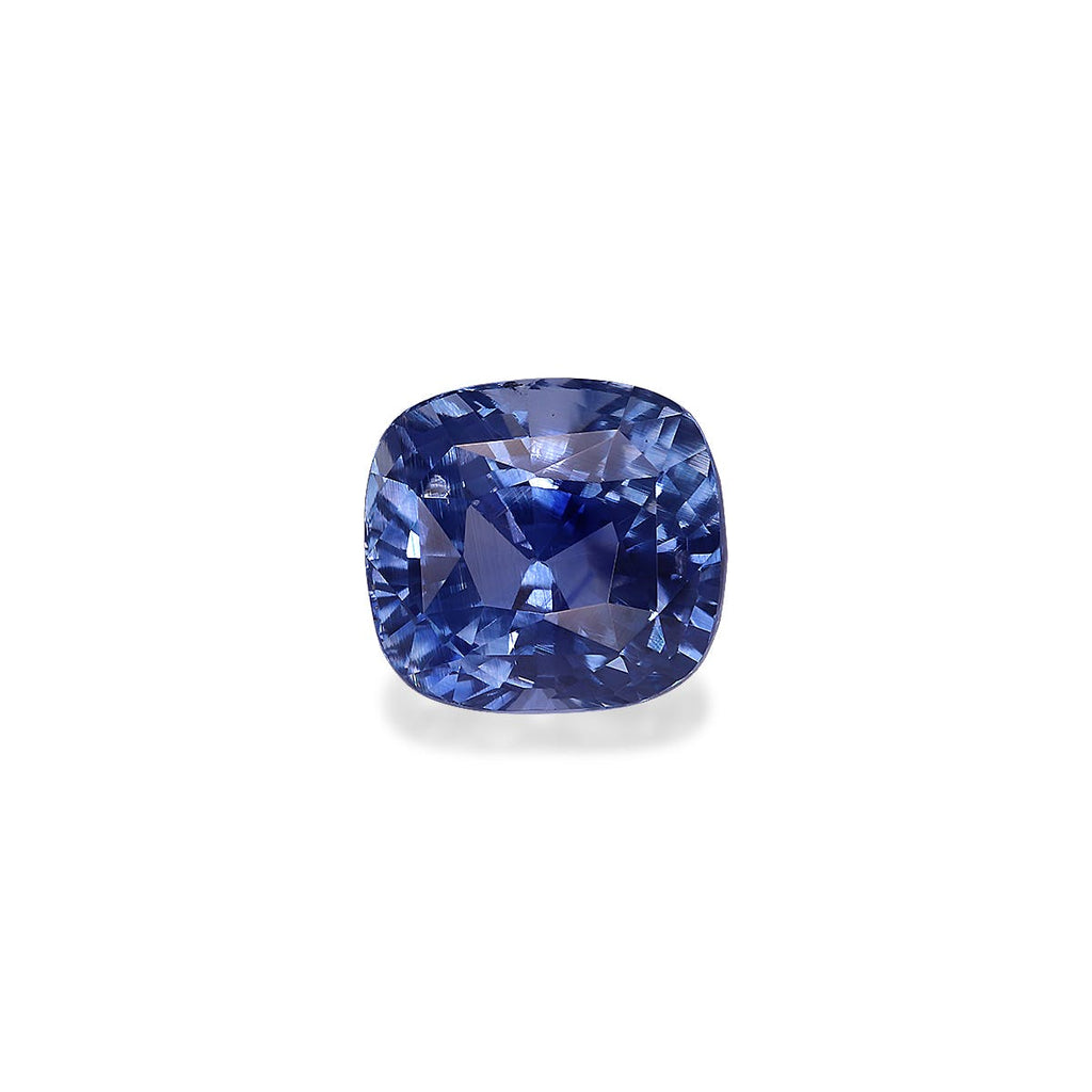 Le Bonnot Paris Saphir Bleu, un saphir bleu taille coussin de 3,13 ct, présente une surface facettée et une couleur bleue riche et profonde avec des reflets subtils sur un fond blanc uni.