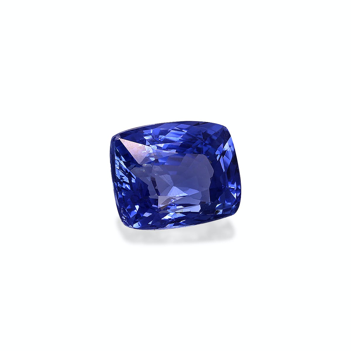 Un saphir bleu taille coussin vibrant de 4,09 ct de Bonnot Paris, connu sous le nom de Saphir Bleu, met en valeur ses facettes réfléchissant la lumière sur un fond blanc uni.