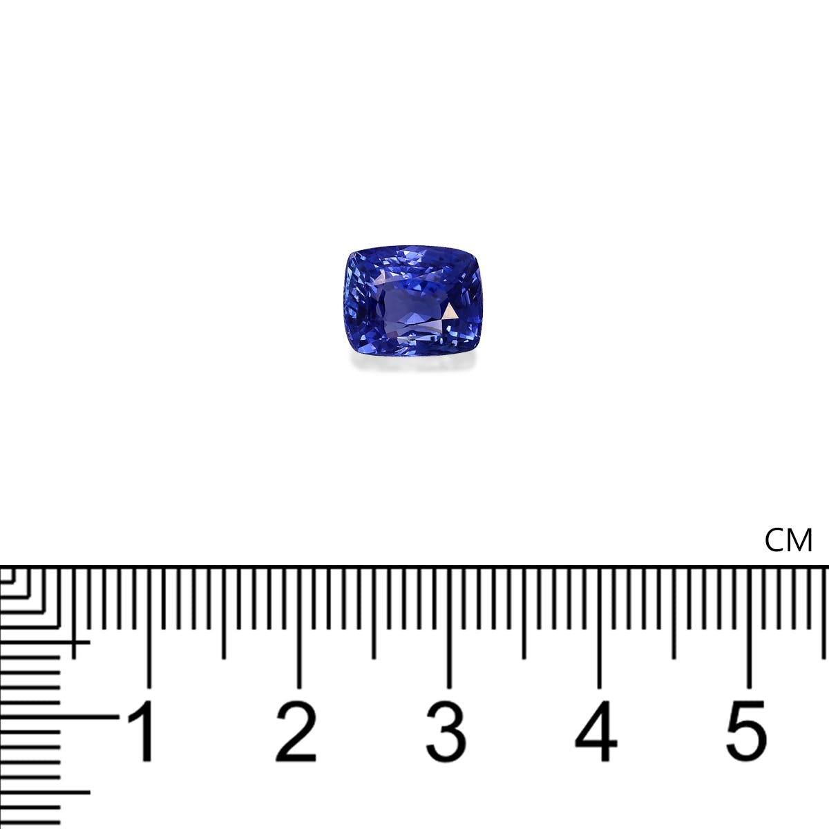Le Saphir Bleu · 4,09 ct de Bonnot Paris, une petite pierre précieuse bleue taille coussin, est présenté au-dessus d'une règle métrique indiquant qu'elle mesure environ 1 centimètre de large, sur un fond blanc uni.