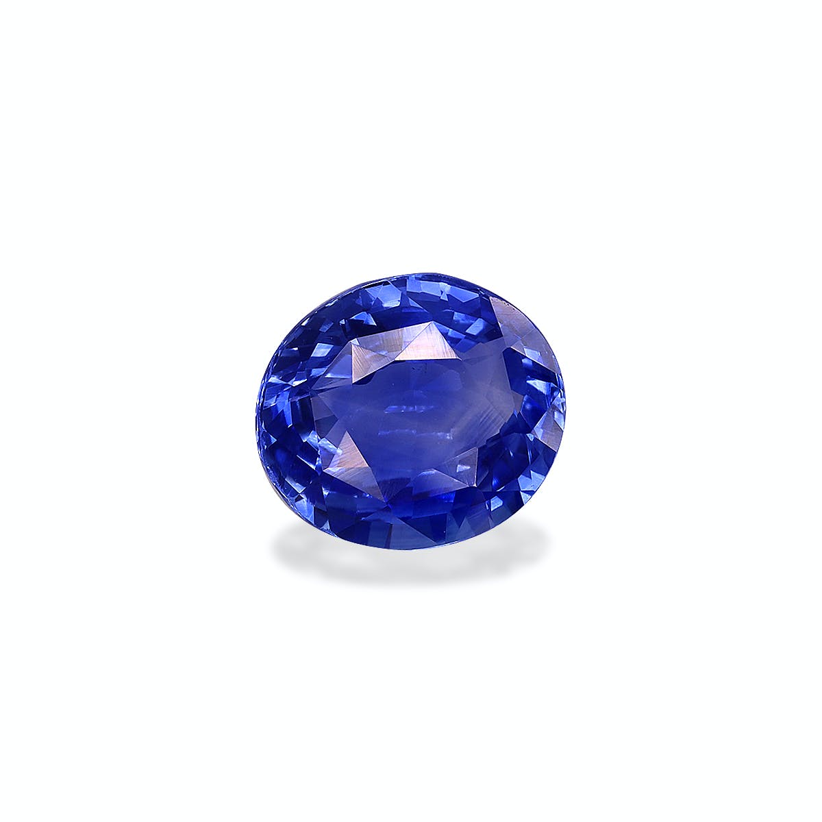 Le Saphir Bleu · 2,27 carats de Bonnot Paris est orné d'une magnifique pierre bleue ovale à multiples facettes, sertie sur un fond clair. Sa teinte riche et profonde reflète magnifiquement la lumière, soulignant sa clarté et son éclat tout en projetant une ombre subtile.