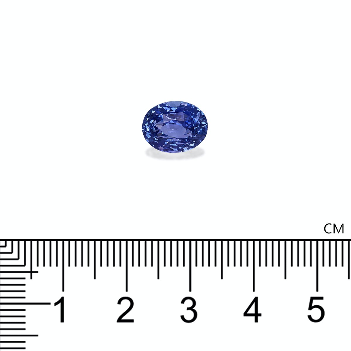 Le Saphir Bleu de Bonnot Paris, pesant 5,03 ct, est une pierre précieuse bleue de forme ovale présentée sur un fond blanc avec une règle en dessous mesurant environ 1,8 cm de longueur.