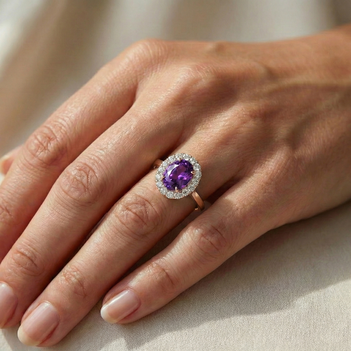 Bague fiançailles saphir violet et halo diamants or rose porté