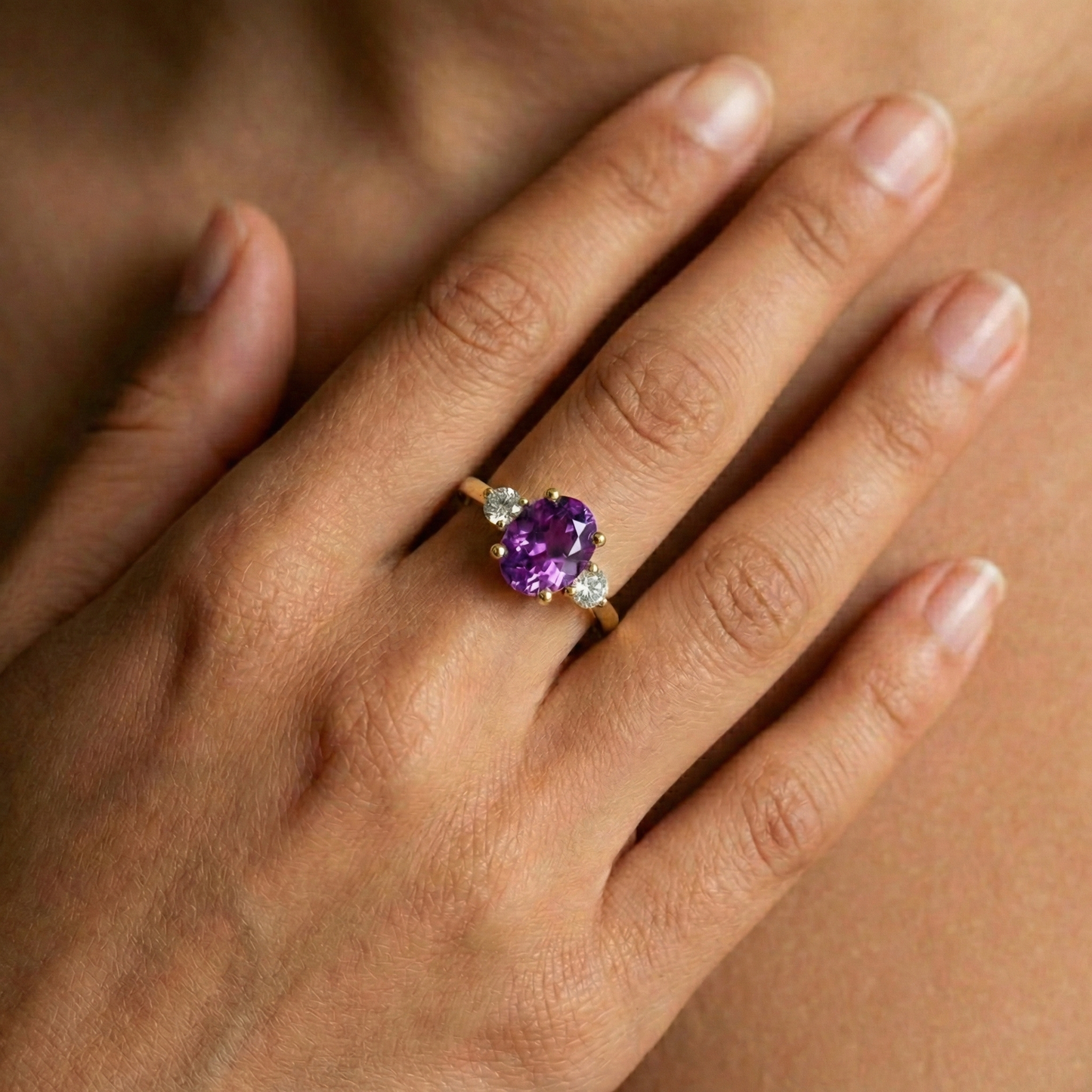 Bague solitaire accompagné saphir violet et diamants