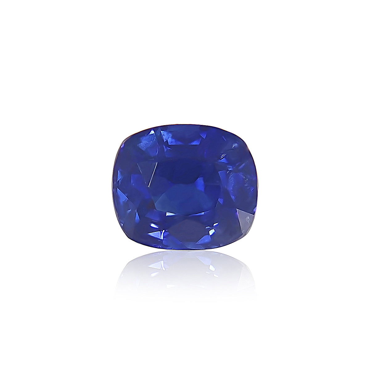 Le Saphir Bleu · 1,2 ct de Bonnot Paris, une pierre précieuse taille coussin, est présenté sur un fond blanc, mettant en valeur ses teintes bleues vibrantes et ses facettes internes lorsqu'il reflète la lumière.