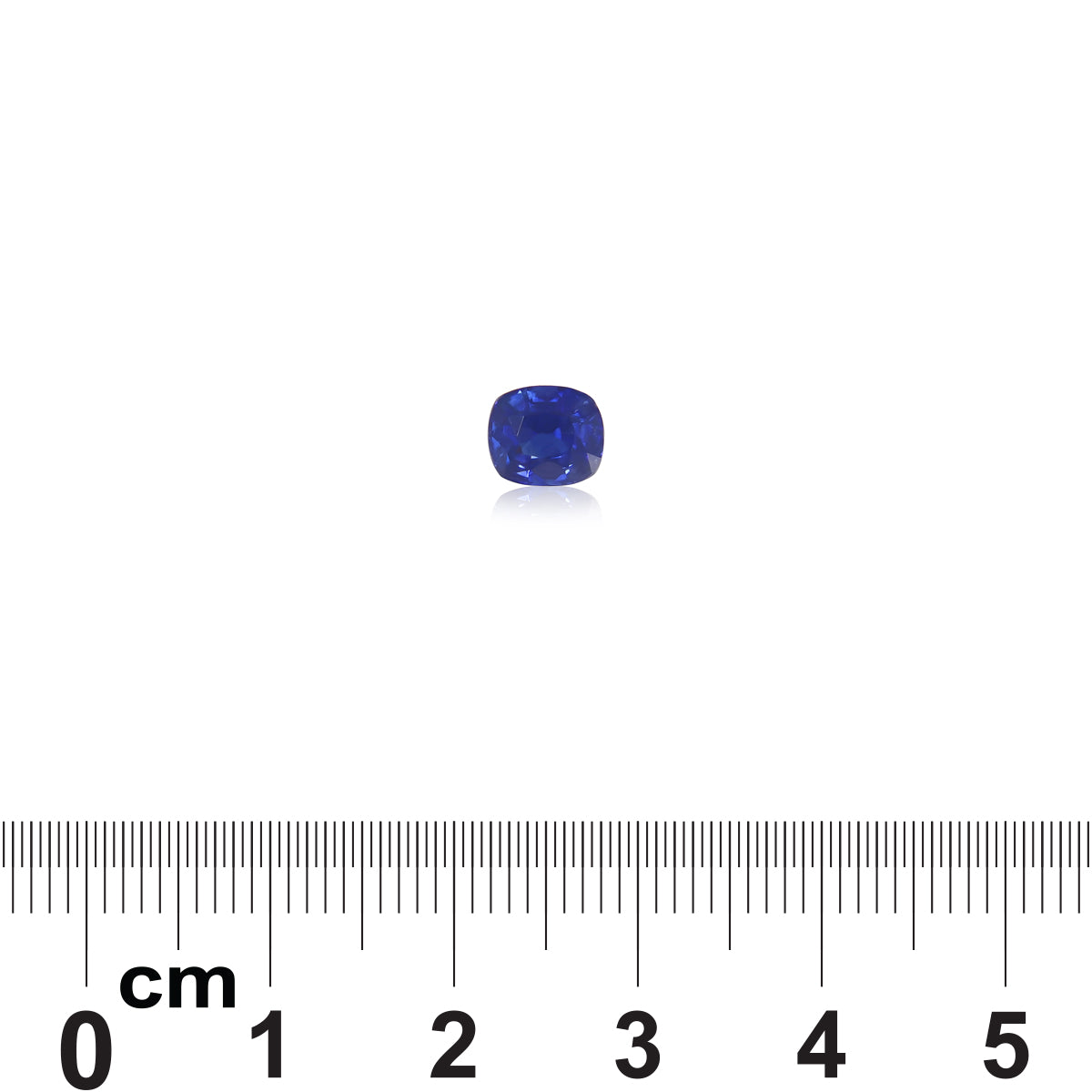 Le Saphir Bleu · 1,2 ct, une pierre précieuse bleu profond de Bonnot Paris, est centré sur un fond blanc au-dessus d'une règle mesurant sa taille coussin à environ 1 centimètre.