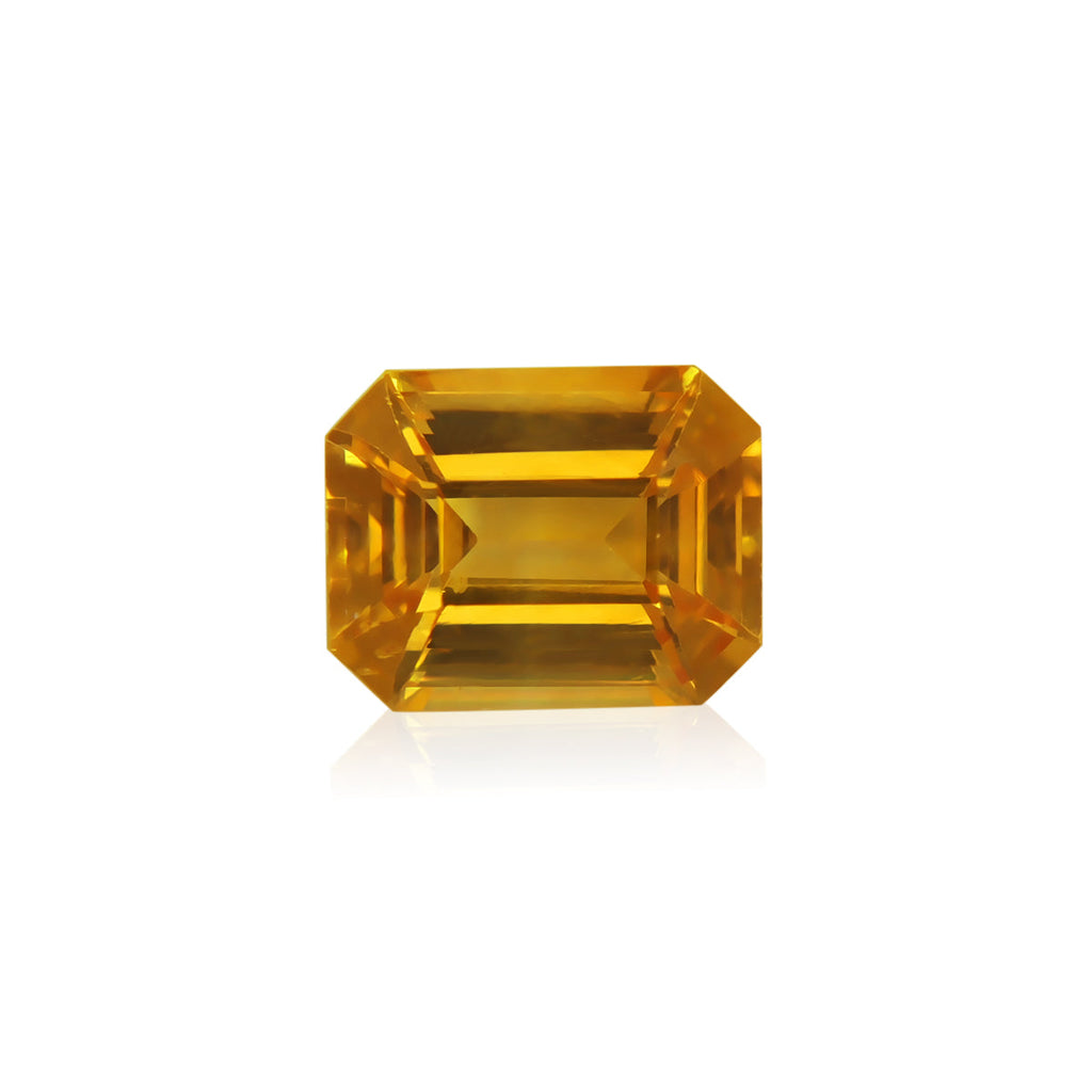 Le Saphir Jaune · 1,58 carat de Bonnot Paris est un saphir jaune rectangulaire taille émeraude du Sri Lanka. Serti sur un fond blanc uni, il reflète magnifiquement la lumière pour mettre en valeur sa teinte dorée transparente et ses facettes géométriques.
