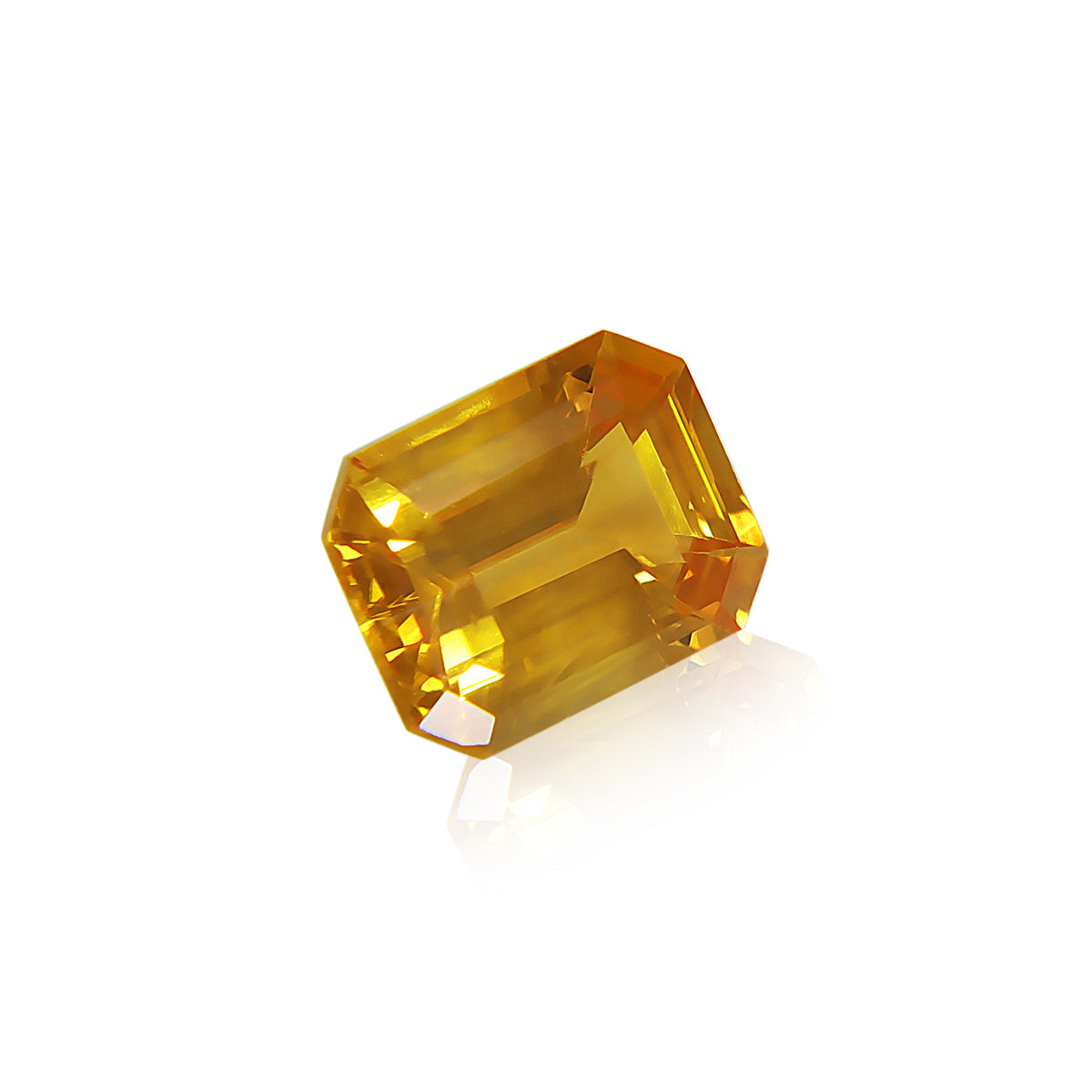 Le Bonnot Paris Saphir Jaune, une pierre précieuse taille rectangulaire de 1,58 ct du Sri Lanka, est présenté sur un fond blanc uni, mettant en valeur sa couleur vibrante et sa clarté.