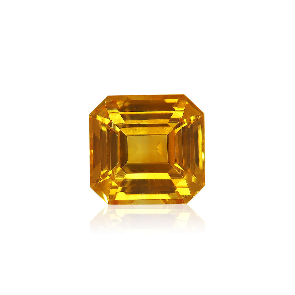 Le Saphir Jaune de Bonnot Paris est une pierre précieuse jaune de 2,04 ct avec une taille carrée radieuse, présentant des facettes symétriques qui reflètent magnifiquement la lumière sur un fond blanc uni.