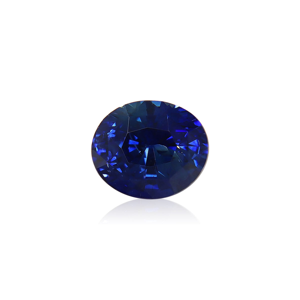 Le Saphir Bleu de Bonnot Paris, une pierre précieuse saphir bleu de 3,52 carats, présente une taille ronde avec des teintes bleu profond et des facettes visibles sur un fond blanc uni.