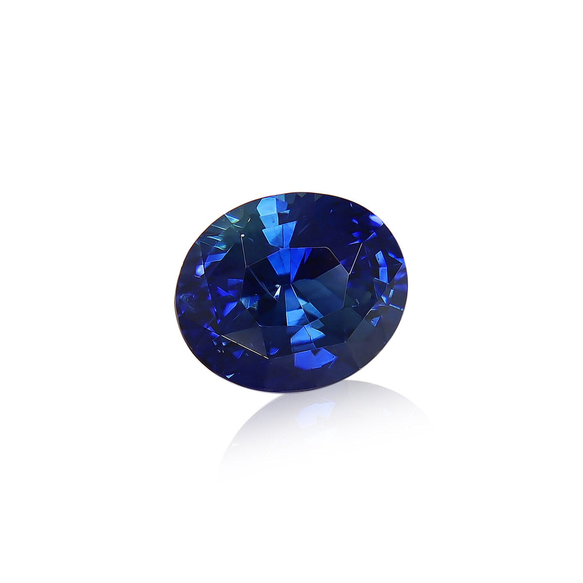Le Saphir Bleu · 3,52ct de Bonnot Paris est un saphir bleu poli de forme ovale aux teintes bleu profond et aux facettes réfléchissantes, serti sur un fond blanc uni.