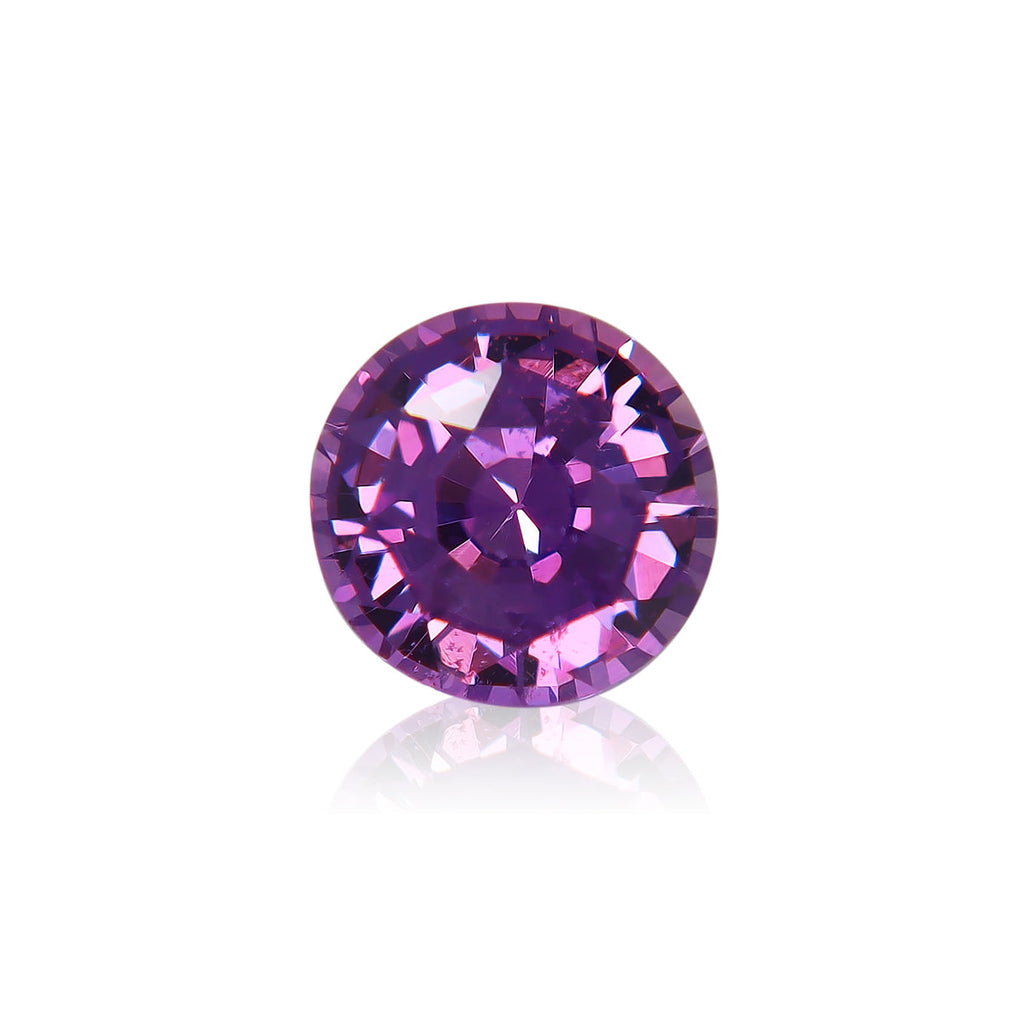 Le Saphir Violet, une pierre précieuse de 1,38 carat de Bonnot Paris, présente une teinte violette vibrante de taille ronde avec une surface facettée reflétant la lumière sur un fond blanc uni.
