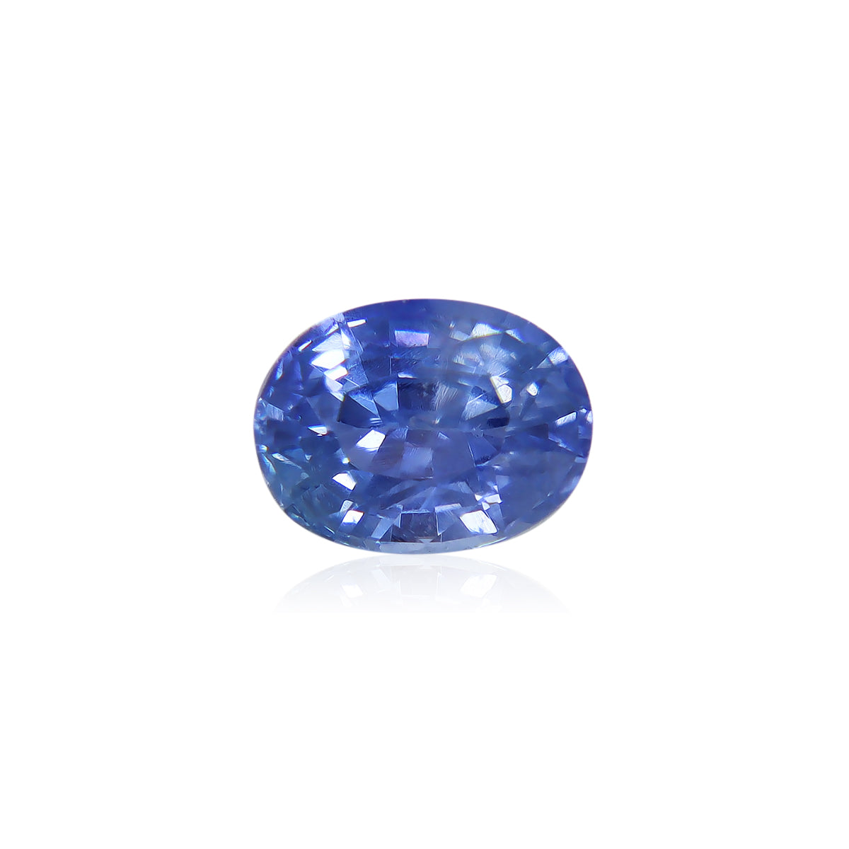 Le Saphir Bleu · 1,28 ct de Bonnot Paris est un saphir bleu ovale poli serti sur un fond blanc uni, présentant différentes nuances de bleu avec des facettes réfléchissantes qui mettent en valeur sa clarté et sa brillance.
