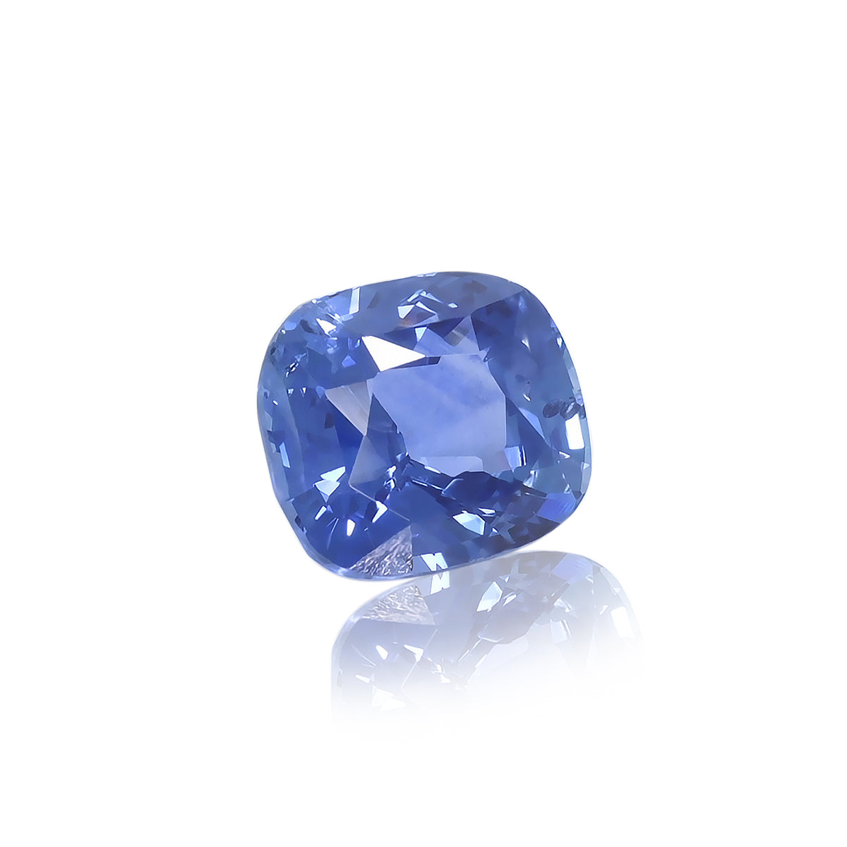 Le Saphir Bleu · 2,02 ct de Bonnot Paris est une pierre précieuse saphir bleu taille coussin avec une surface réfléchissante, une teinte vibrante et des facettes complexes, sertie sur un fond blanc.