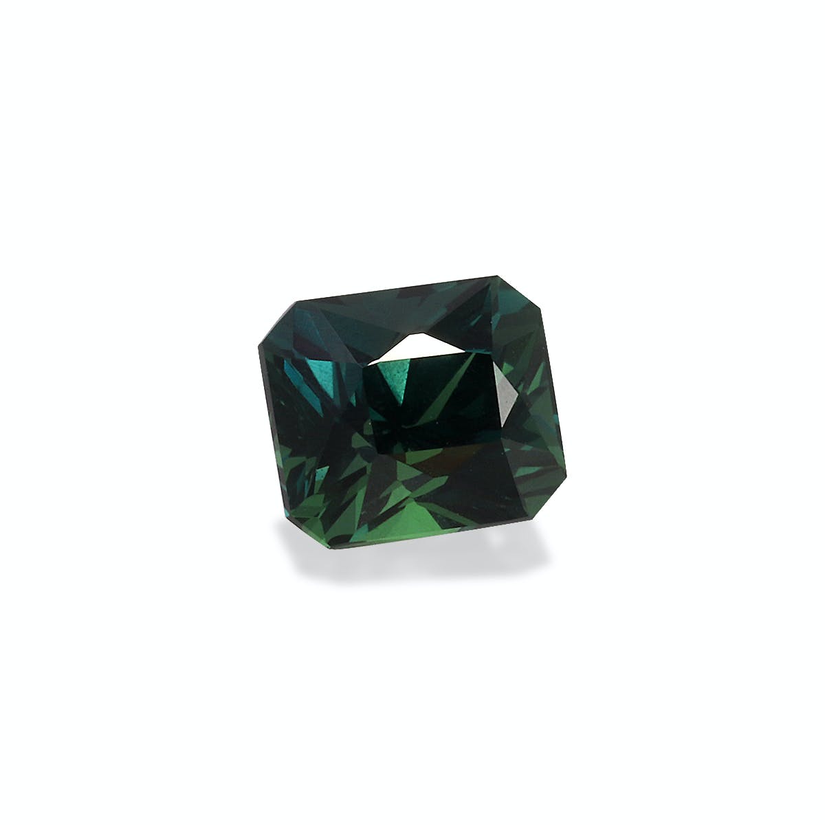 Le Saphir Teal de Bonnot Paris, avec sa pierre précieuse taille rectangulaire de 1,25 ct de couleur vert foncé, reflète l'attrait d'un saphir car ses facettes taillées avec précision reflètent la lumière avec brio sur un fond blanc uni.