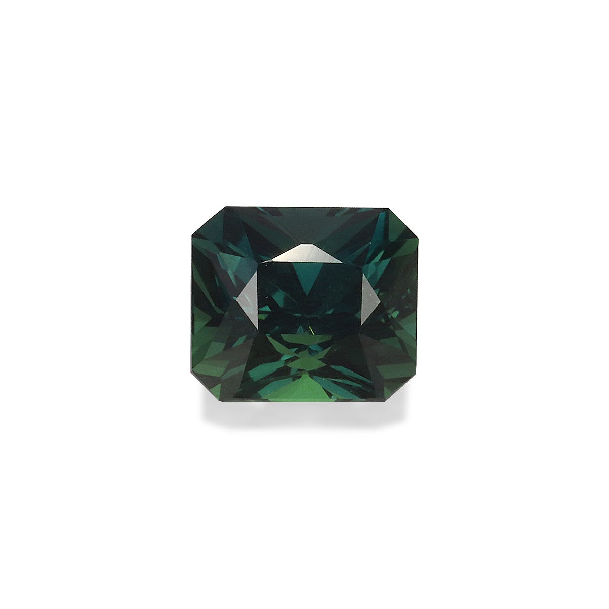 Le Saphir Teal · 1,25 carat de Bonnot Paris est une pierre précieuse vert foncé taille émeraude facettée aux arêtes vives, dont les nuances de vert se mélangent pour refléter magnifiquement la lumière. Sa taille précise accentue sa profondeur et son charme captivants.