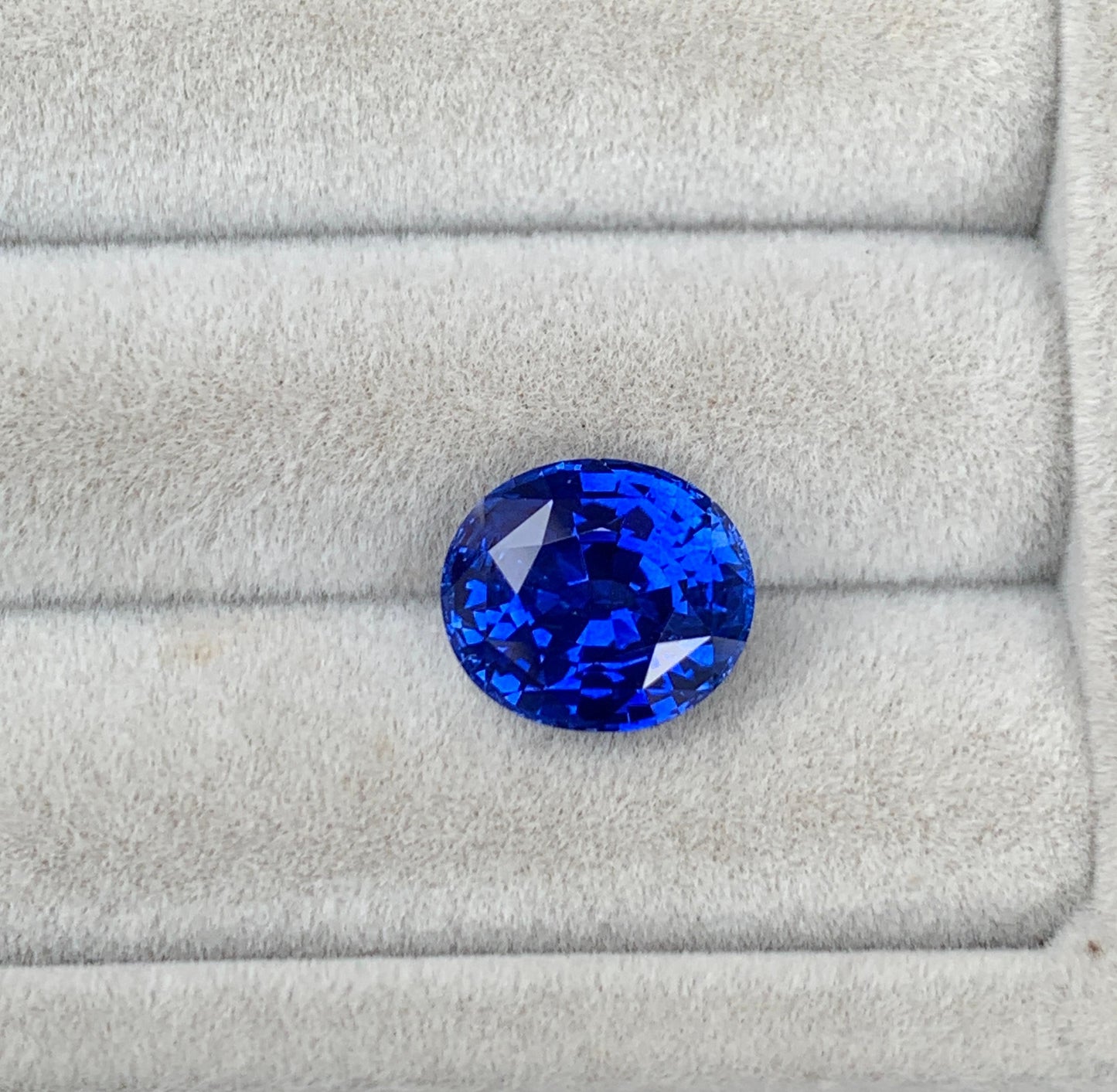 Vivid Blue Sapphire oval cut 6,03ct