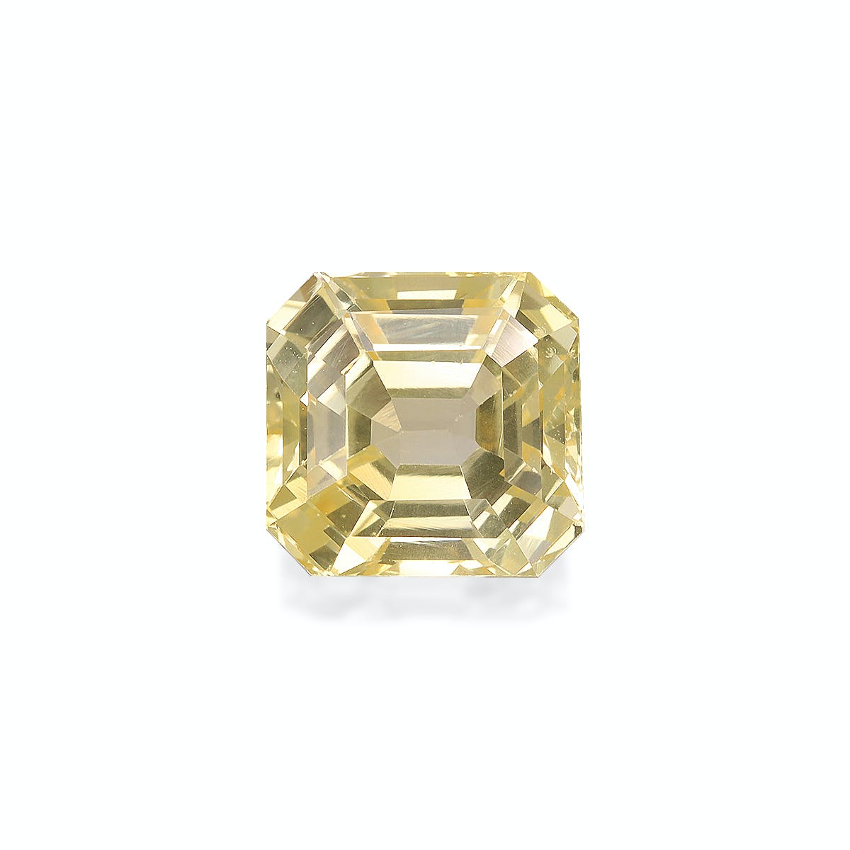 Le Saphir Jaune de Bonnot Paris présente une pierre précieuse jaune de 3,48 ct, taillée en carré et facettée avec précision, aux teintes jaune clair et aux lignes géométriques, sur un fond blanc uni.