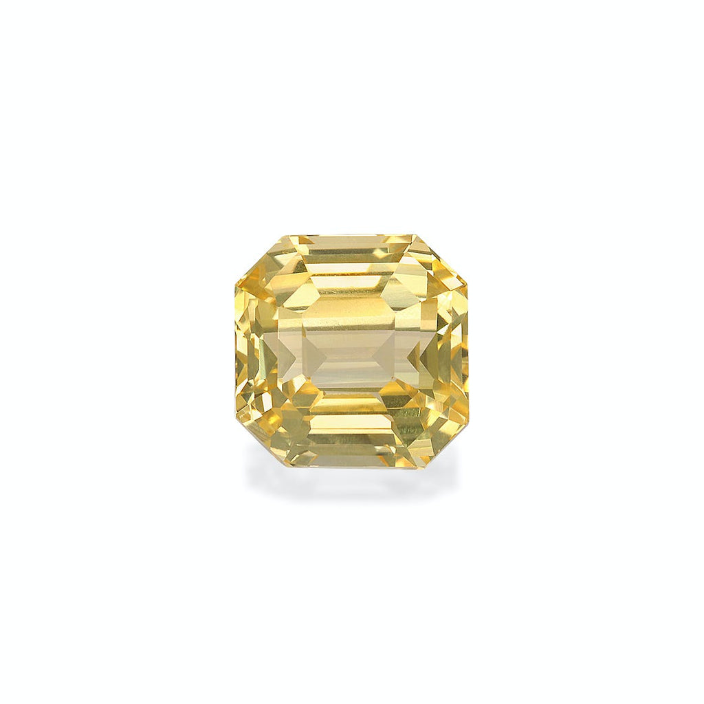 Le Saphir Jaune, une pierre précieuse jaune taille émeraude carrée de 3,65 carats de Bonnot Paris, présente des facettes précises et une forme symétrique avec un éclat radieux sur un fond blanc.