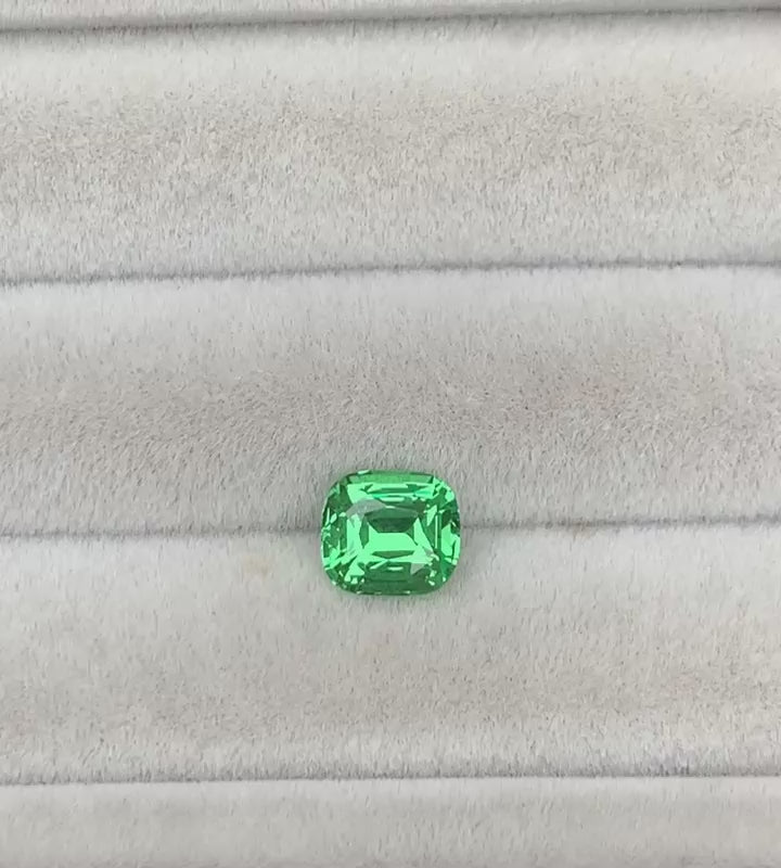 tsavorite-coussin-1-75ct-video-2