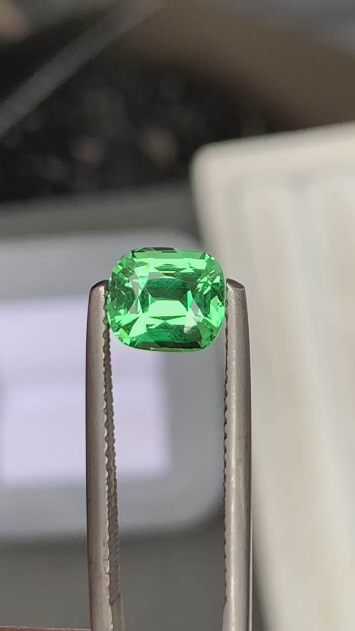 tsavorite-coussin-1-75ct-video-1