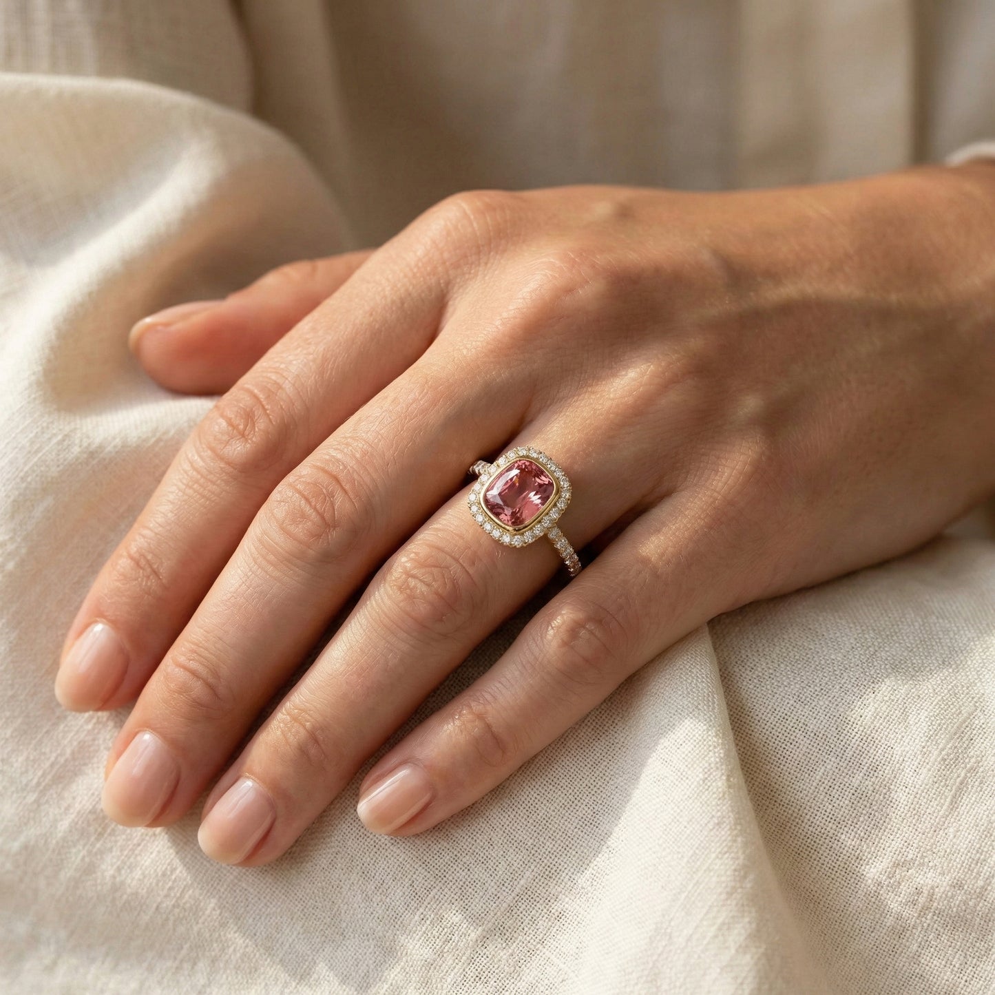 Bague Saphir Padparadscha Vintage • vue 4 • bijou de luxe • bijou de luxe | Bonnot Paris — Bonnot Paris