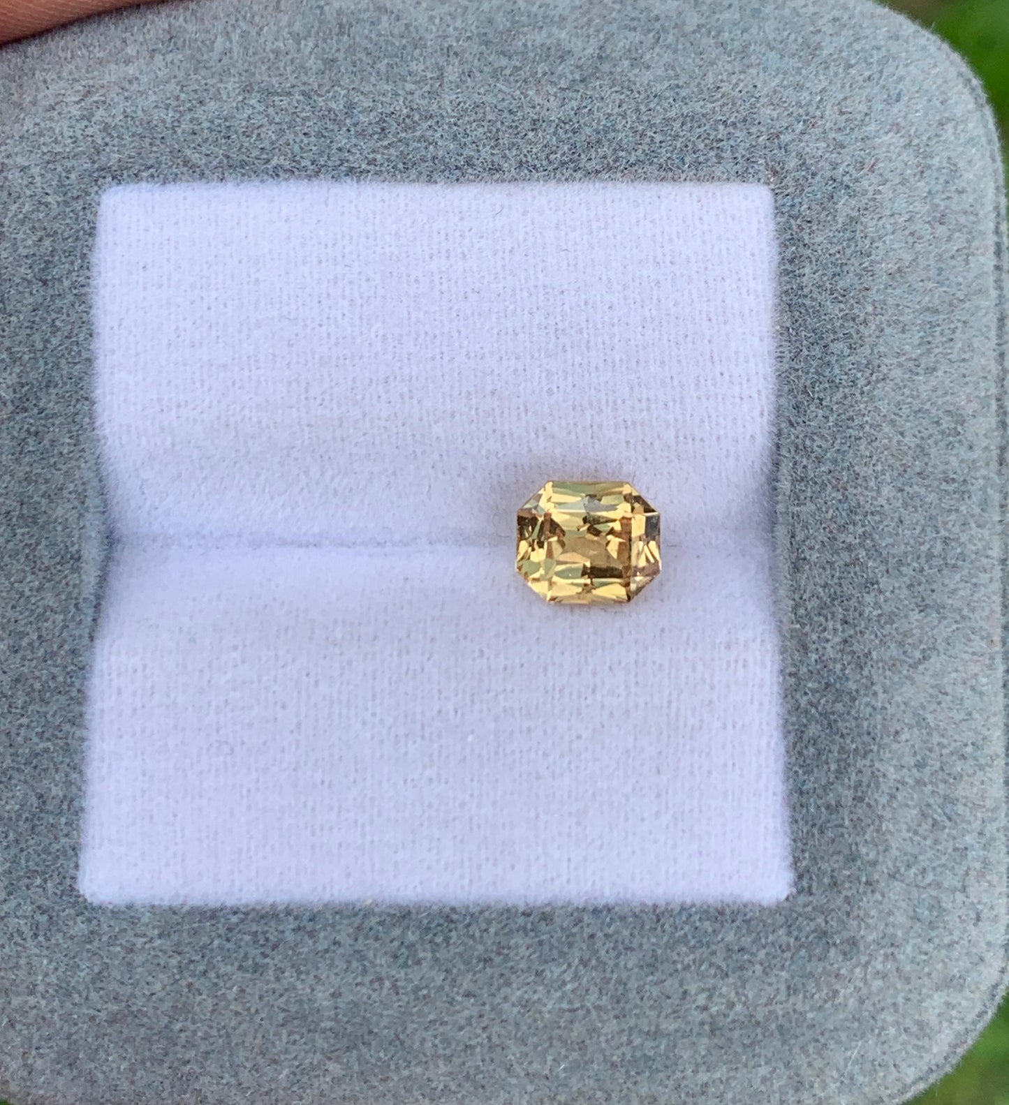 saphir-jaune-coussin-1-61ct photo2