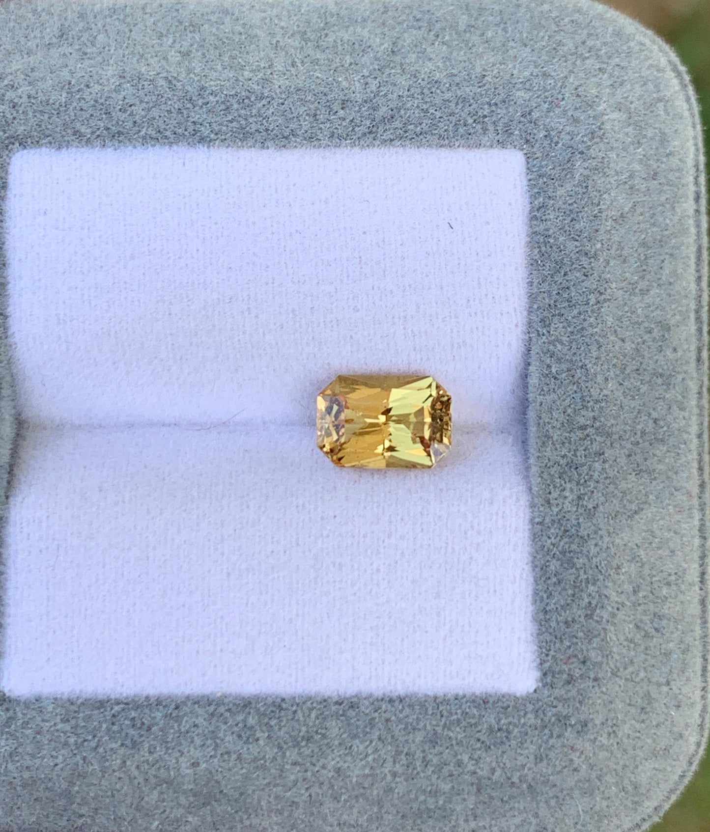 saphir-jaune-radiant-1,72ct