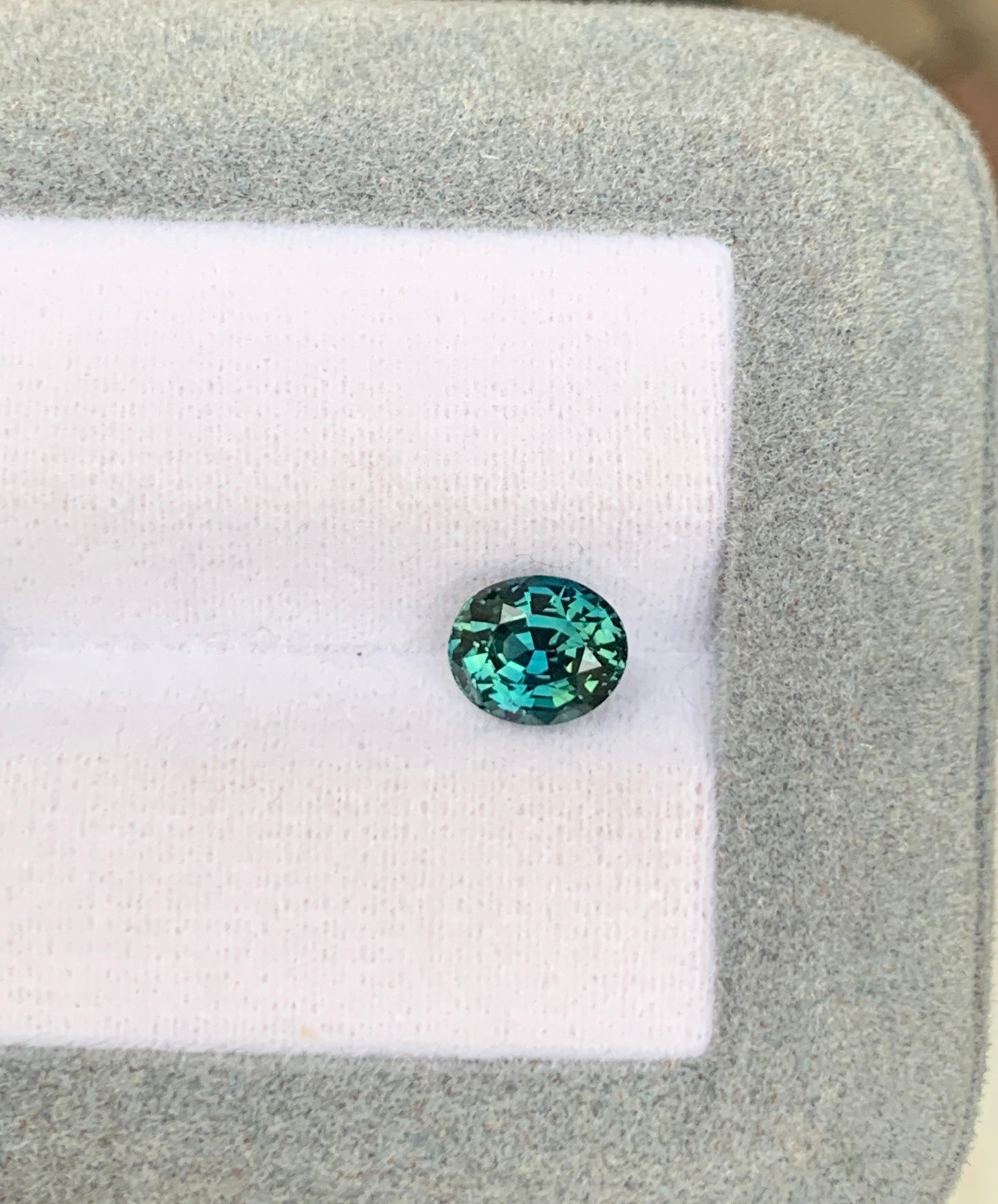saphir-teal-ovale-1-65ct-photo-2