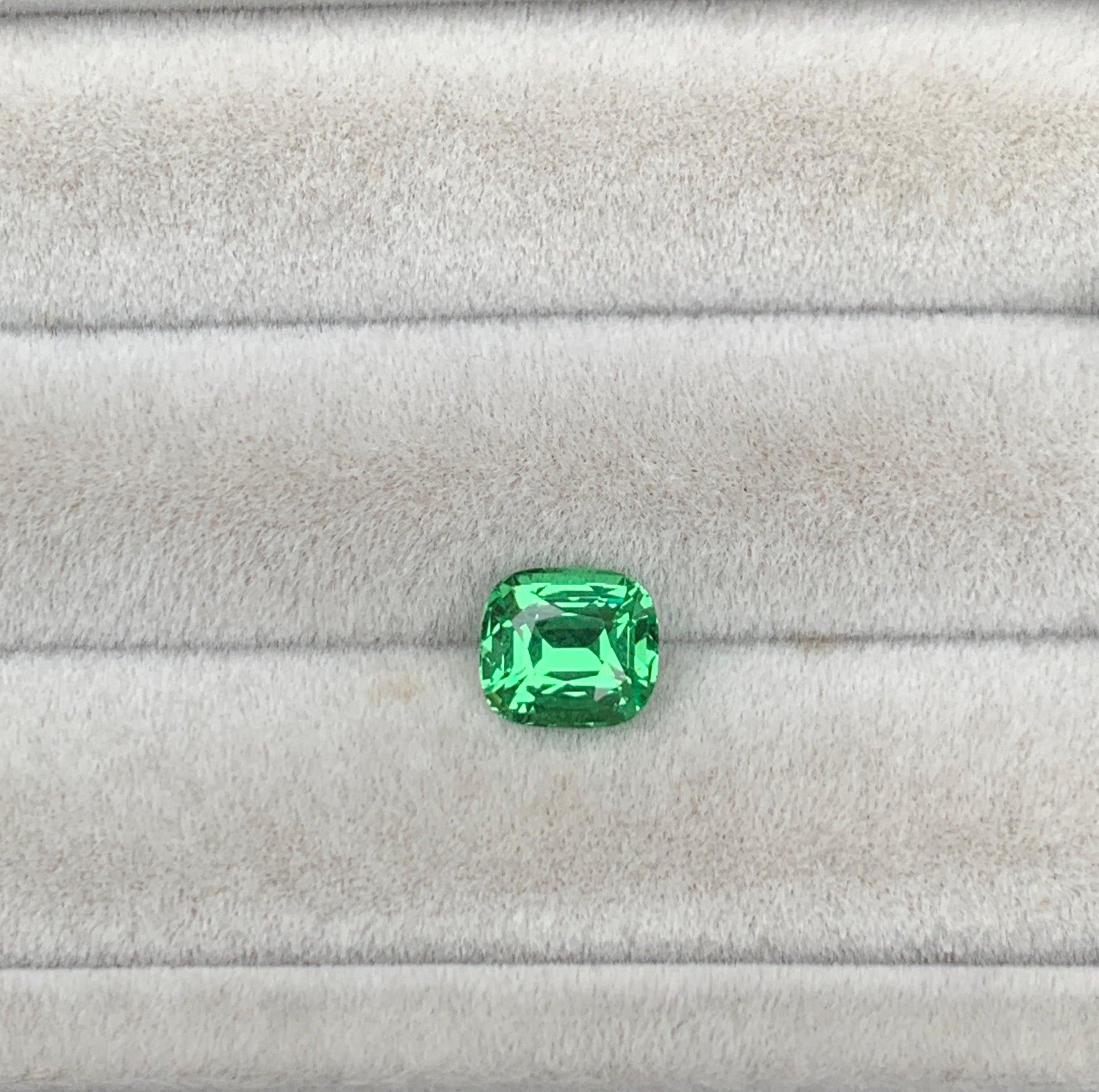 tsavorite-coussin-1-75ct-photo-1
