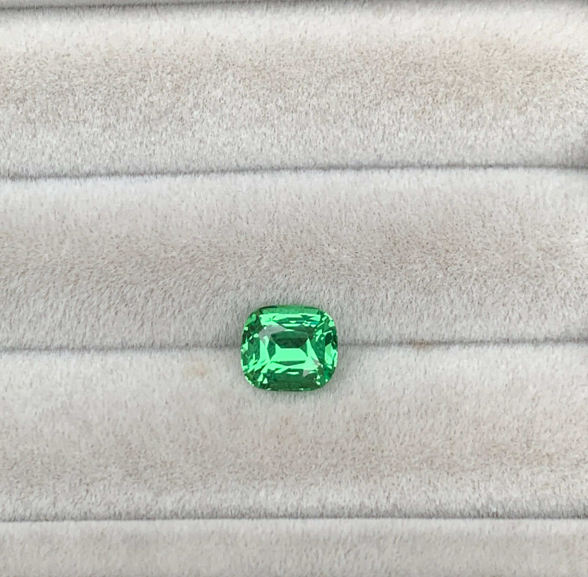 tsavorite-coussin-1-75ct-photo-2
