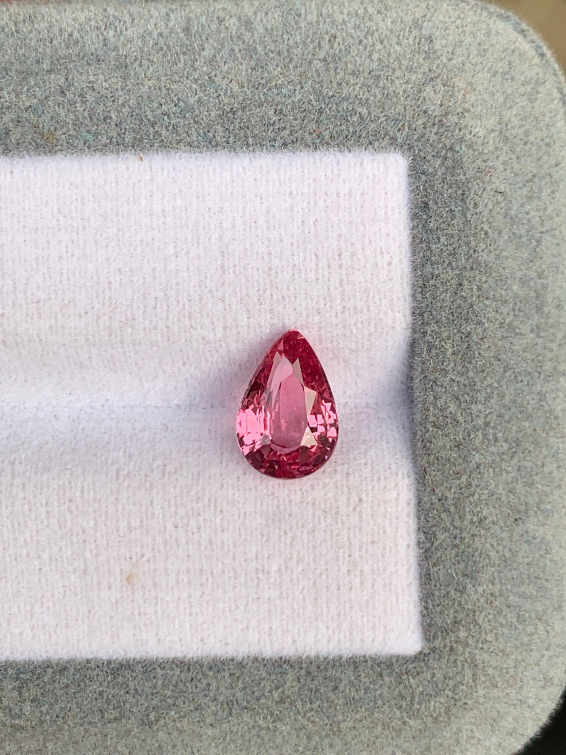 Padparadscha-Saphir im Tropfenschliff, 2,03 ct