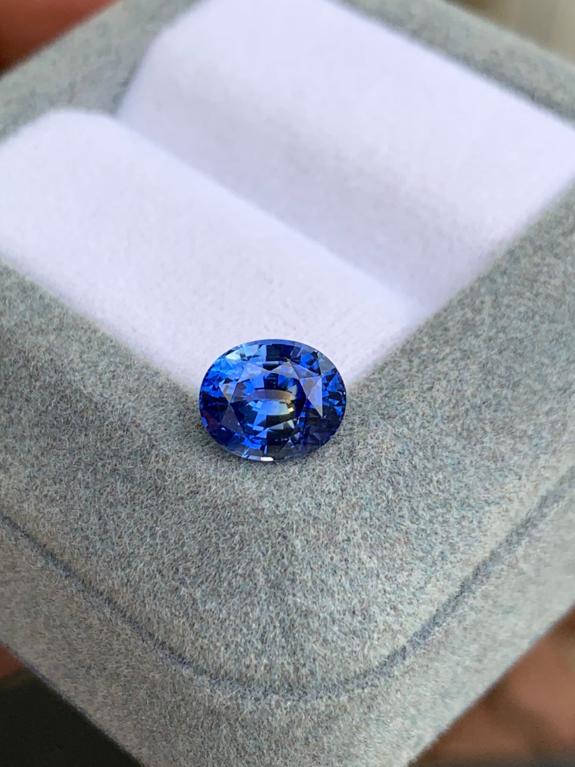 Blauer Saphir Oval 2,10 ct — Sri Lanka
