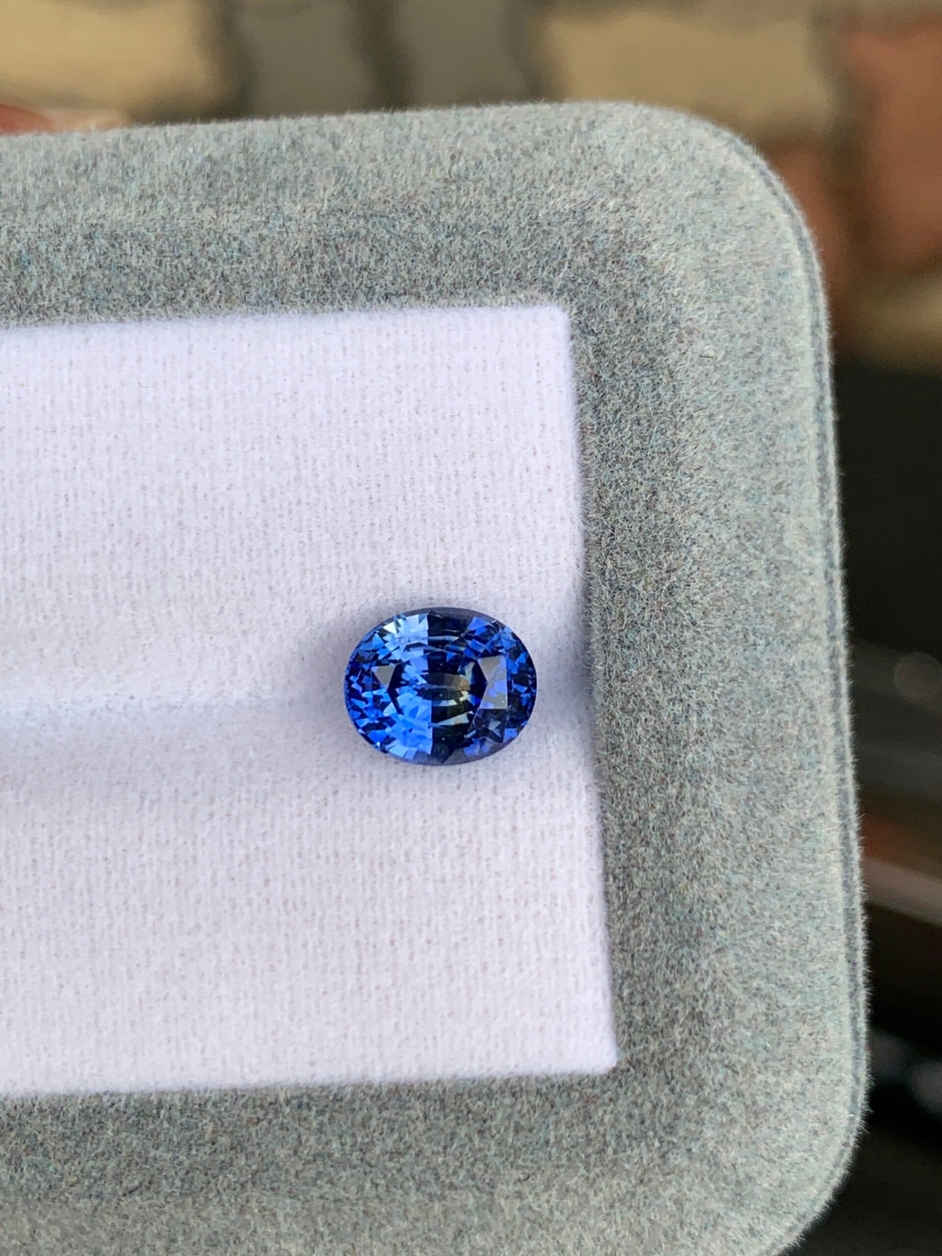 Blauer Saphir Oval 2,10 ct — Sri Lanka