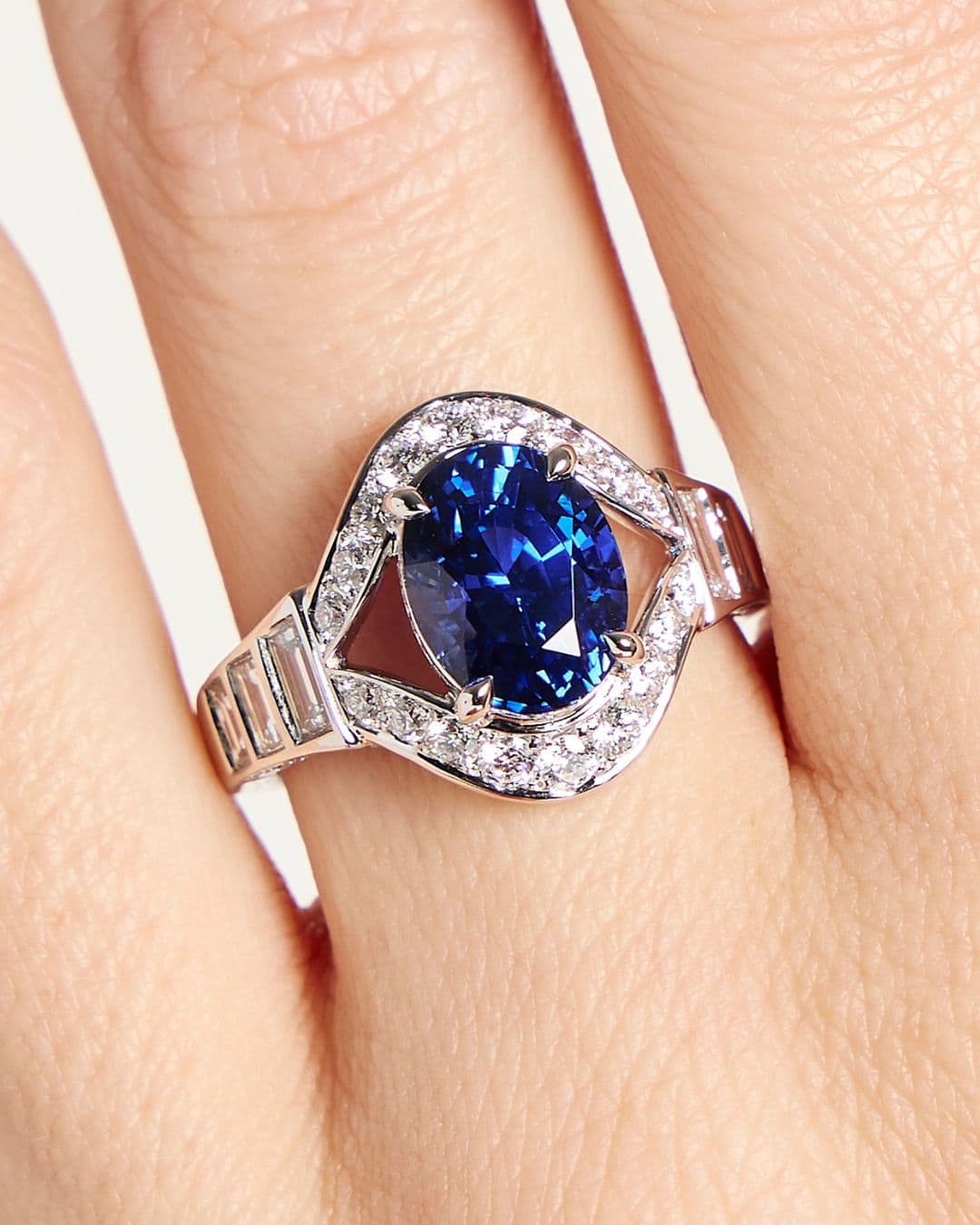 Bague d’anniversaire de mariage avec saphir bleu