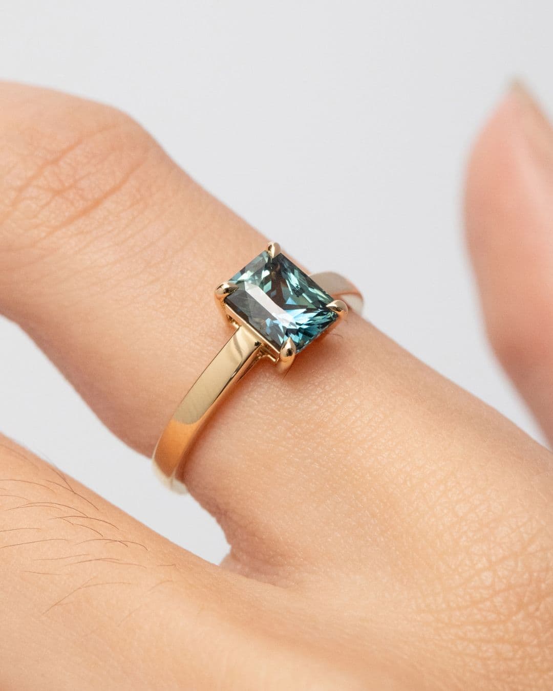 Bague de fiançailles avec saphir teal