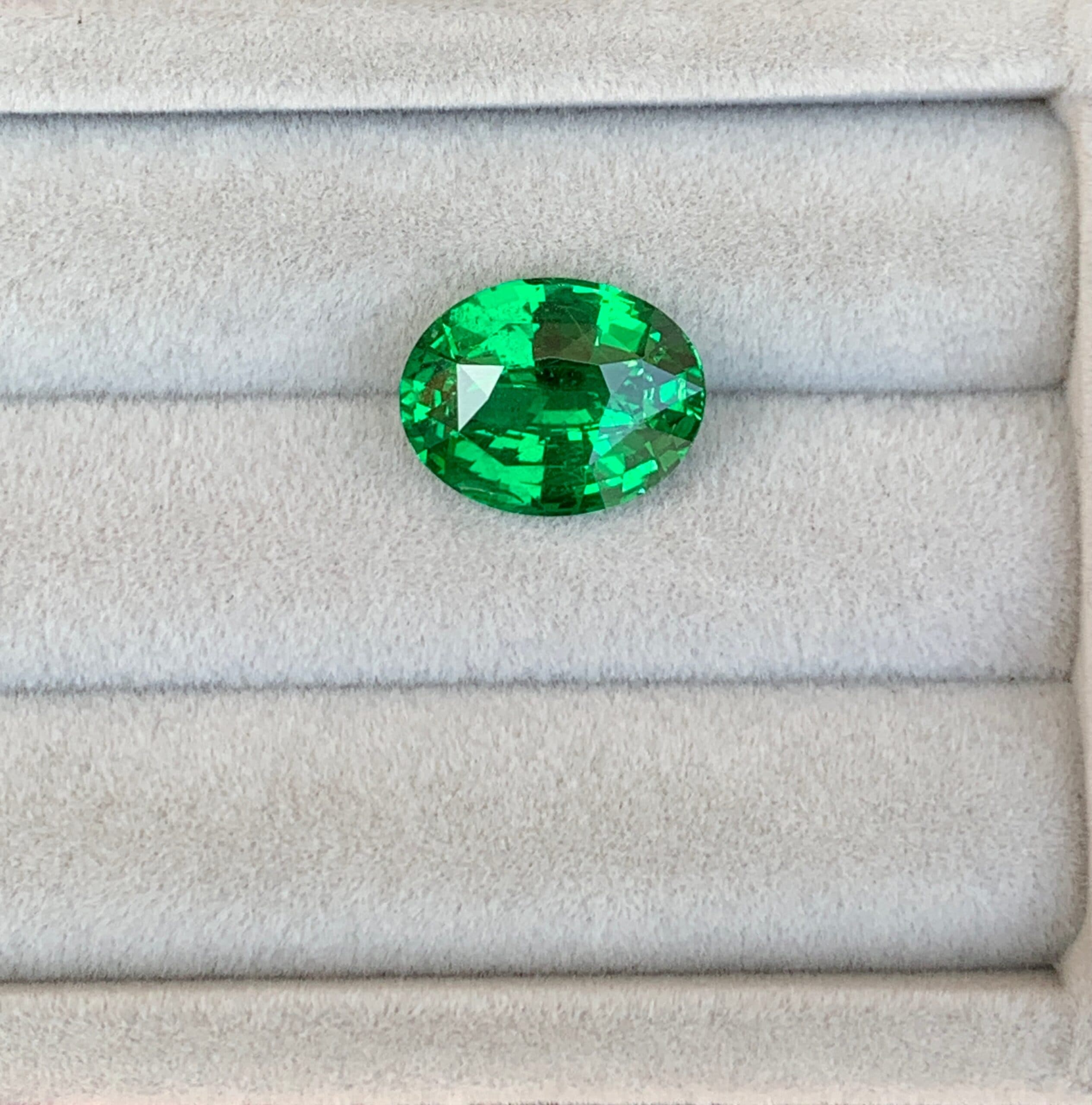 Tsavorit Oval 7,55 ct