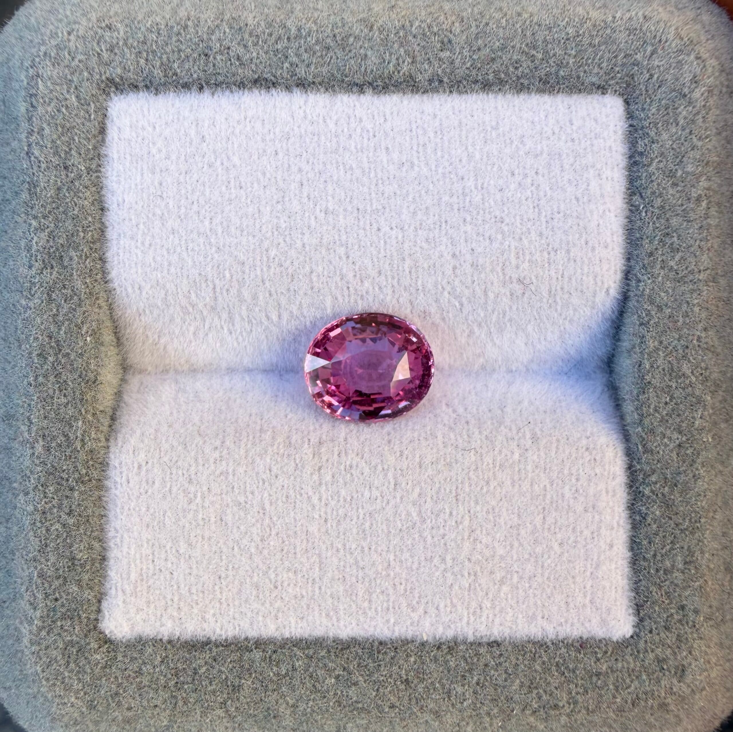 Violetter Saphir Oval 1,58 ct — Sri Lanka