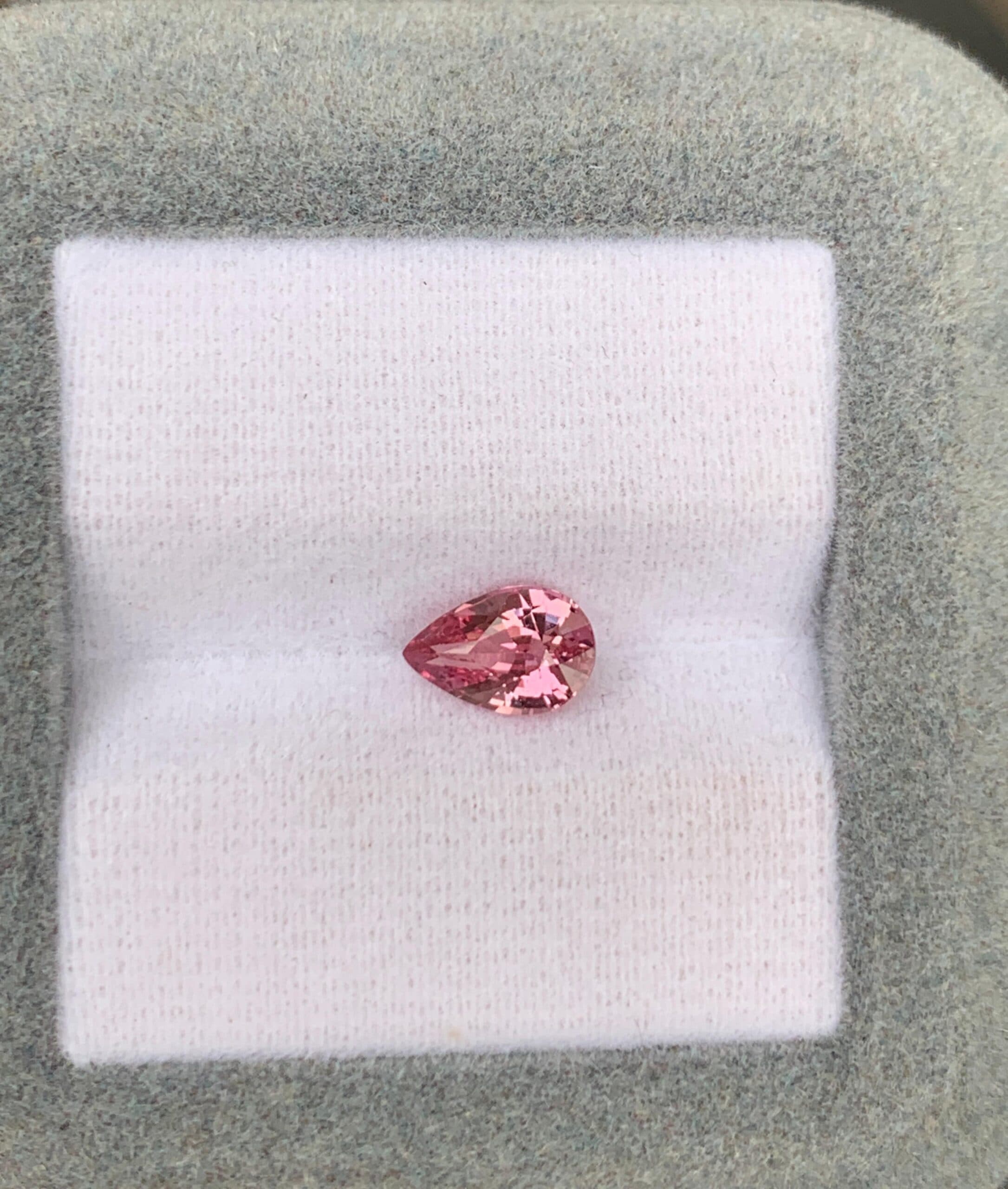 Padparadscha-Saphir im Tropfenschliff, 1,07 ct